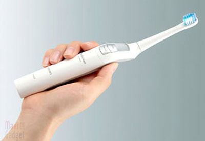Même avec une brosse à dents électrique, il est important de se brosser les dents trois fois par jour. © maxigadget.com