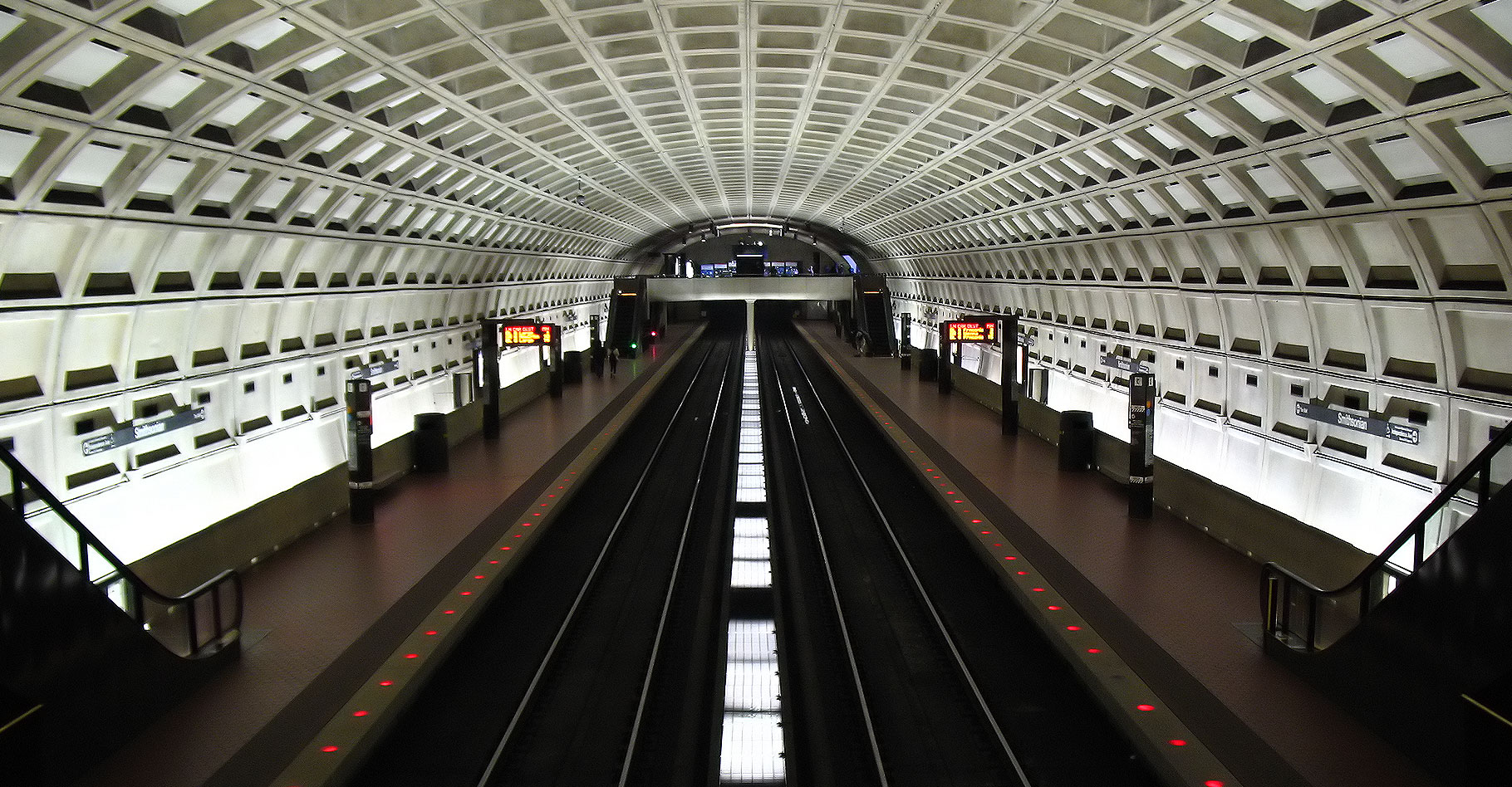 Le magnifique plafond elliptique&nbsp;d'un quai de métro. © Phil King, Flickr, CC by-nc&nbsp;2.0