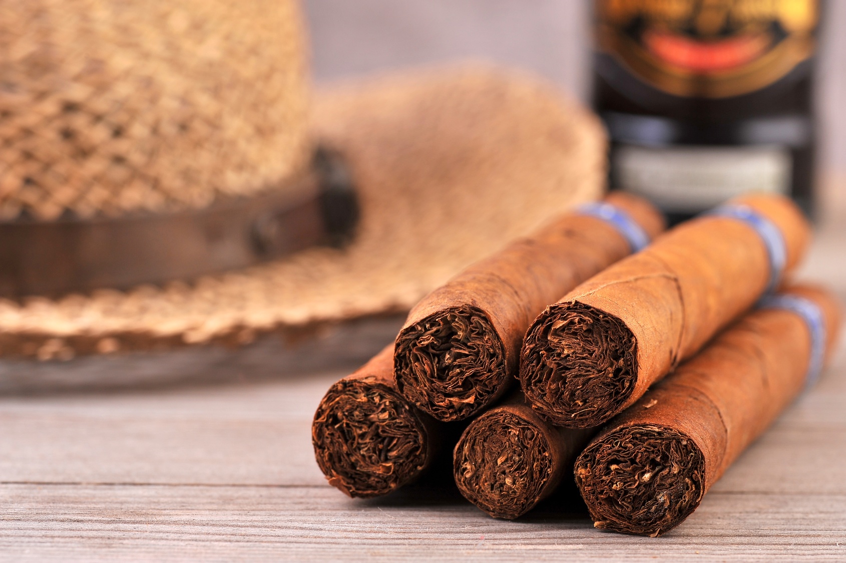 Le&nbsp;habano, appellation d'origine protégée du cigare cubain, est considéré comme l'un des meilleurs au monde. © unverdorbenjr, Fotolia