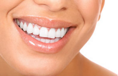 Kits blancheur, dentifrices... Ces méthodes sont-elles efficaces pour avoir des dents blanches ? © Kurhan, Fotolia