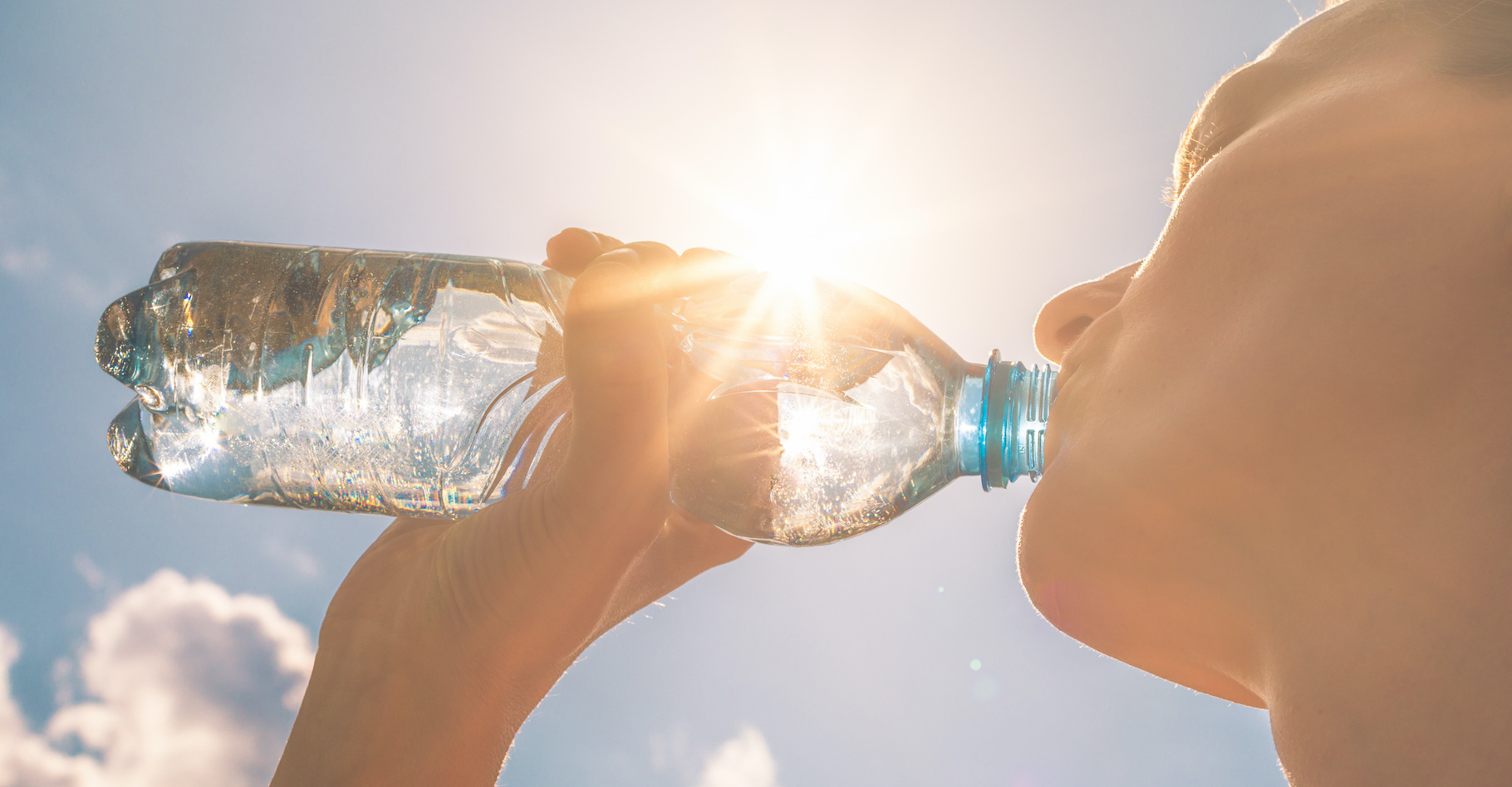 L’eau gazeuse apparait plus désaltérante que l’eau plate. Une sensation fausse qui peut nuire à notre hydratation. © kieferpix, Adobe Stock