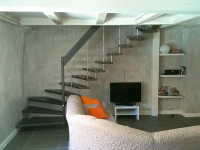 L'escalier suspendu donne souvent un aspect esthétique à une pièce. © DR