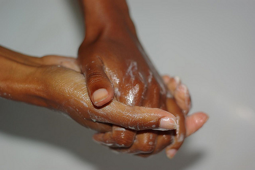 Se laver systématiquement les mains avant de préparer des repas, avant de passer à table, et en sortant des toilettes est un geste simple pour limiter les infections à E. coli. © Samyra Serin, Flickr CC by nc-nd 2.0