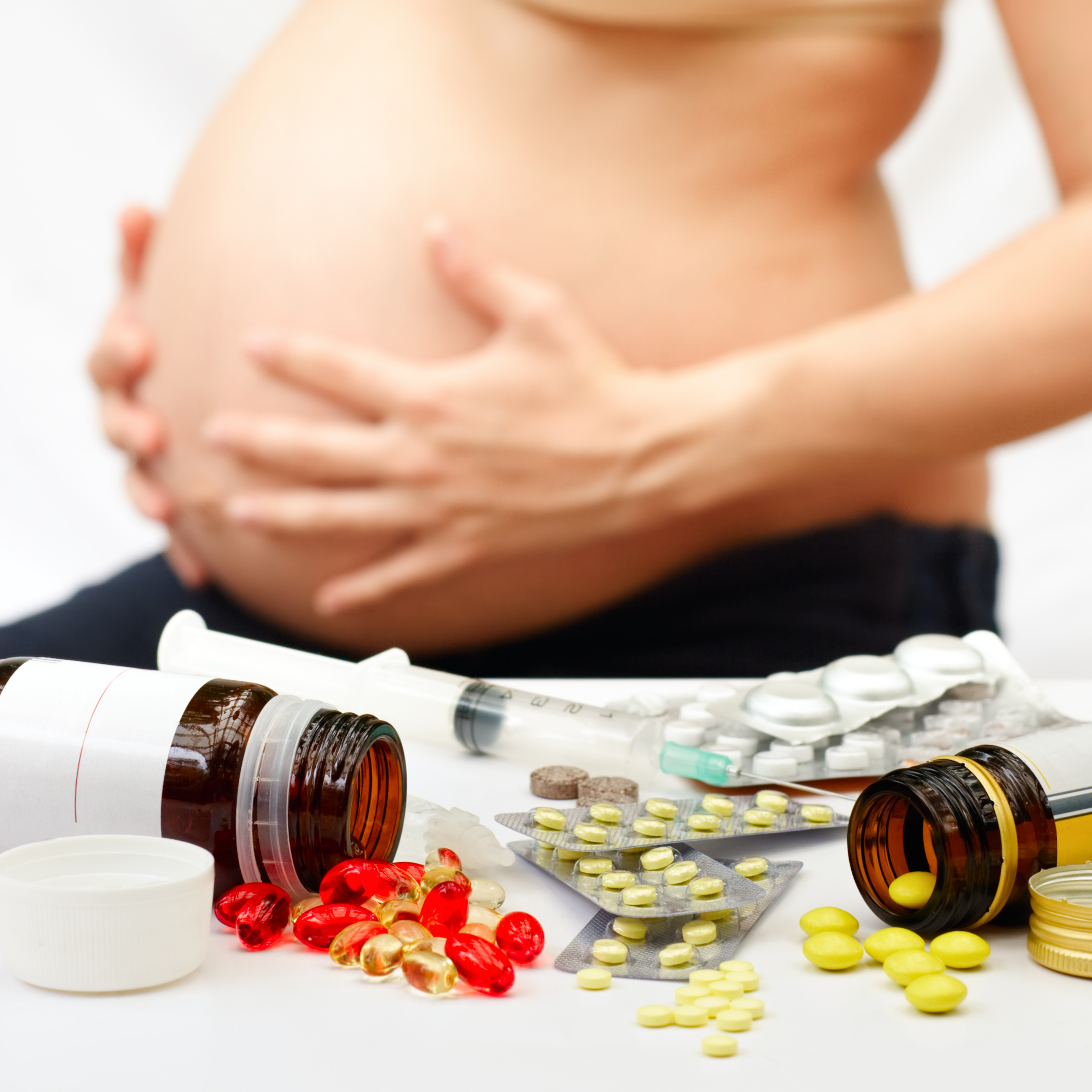 Une femme enceinte devrait toujours consulter son médecin avant de prendre un traitement médicamenteux. Crédits DR.