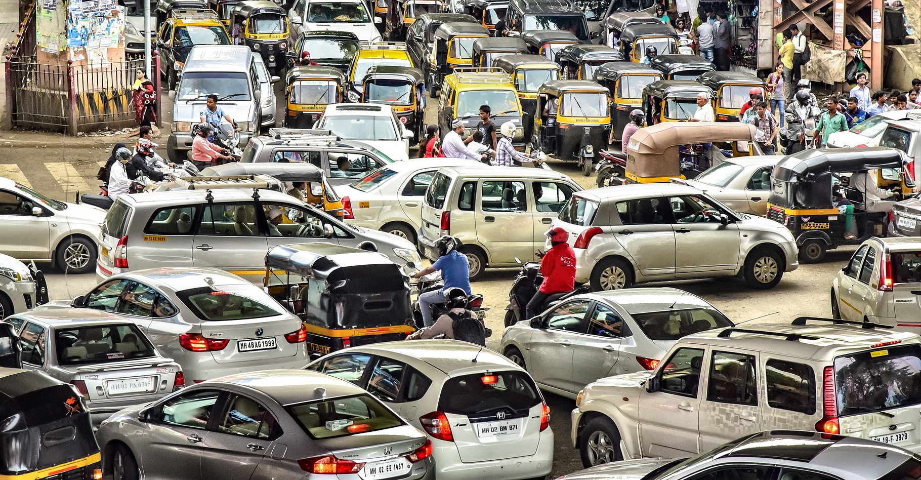 Les taux de motorisation continuent d'augmenter un peu partout dans le monde, et encore plus dans les pays en développement, comme ici en Inde, causant de plus en plus de problèmes d'embouteillage et de pollution de l'air. © Monotoomono, Shutterstock