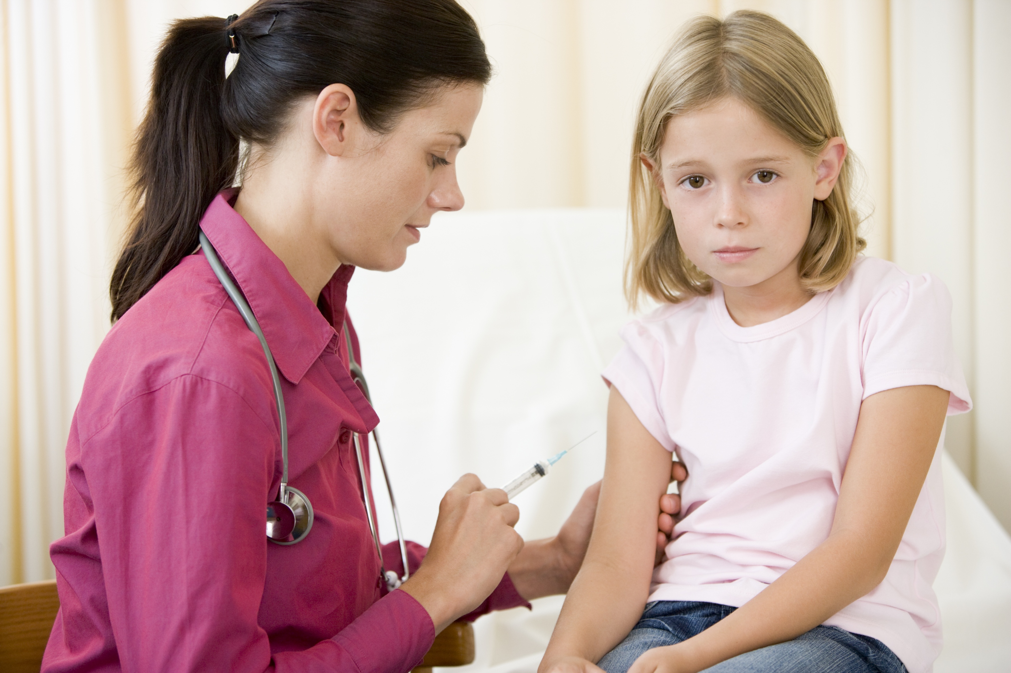 Des symptômes bénins peuvent apparaître dans les heures suivant une vaccination : fièvre, sueurs... © Phovoir