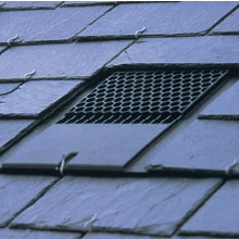 Chatière de ventilation pour toitures en ardoises intégrables à la couverture. © Nicoll