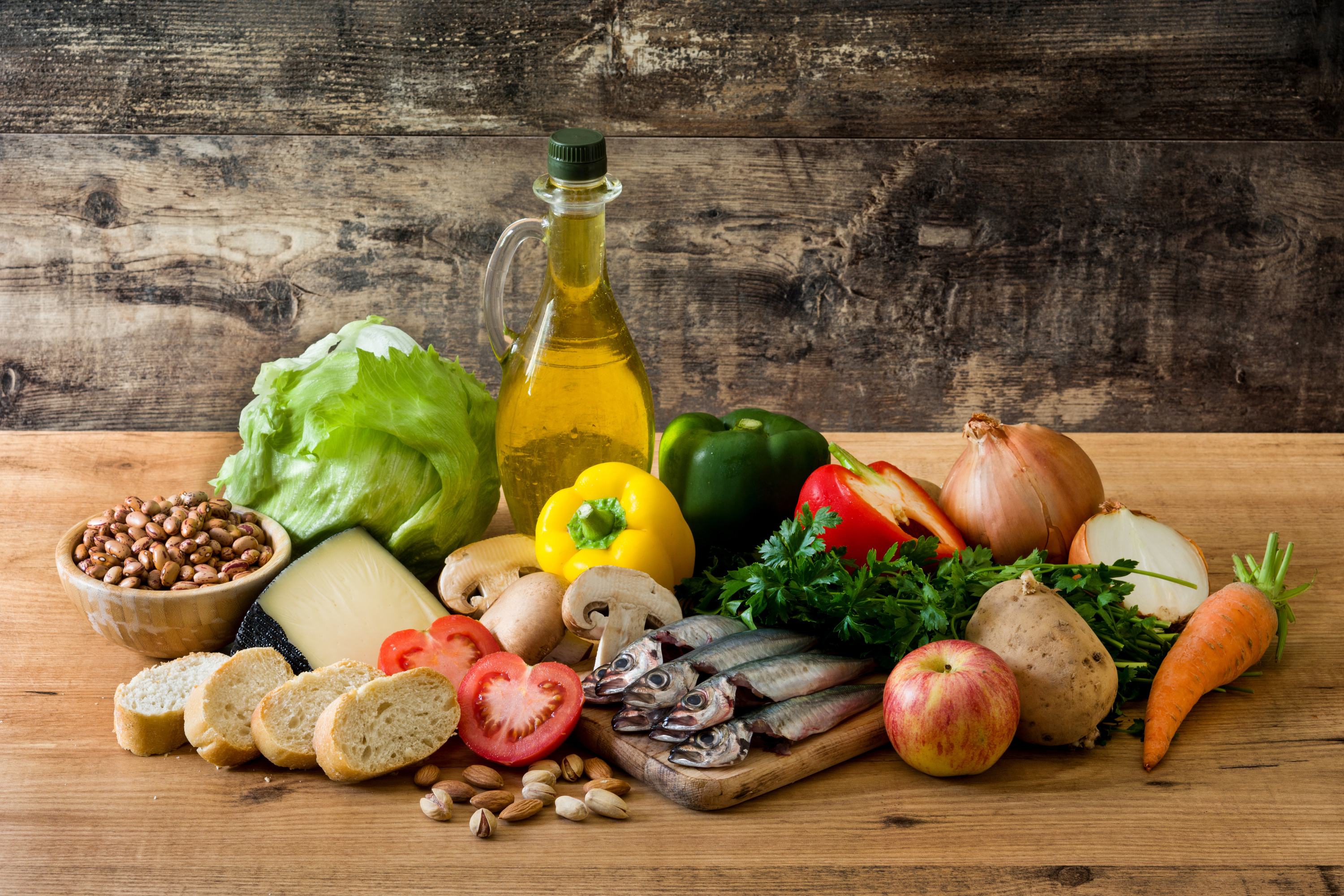 Les aliments contenus dans le régime méditerranéen sont considérés comme protecteurs de maladies cardiovasculaires et du risque de mortalité. © chandlervid85, Adobe Stock