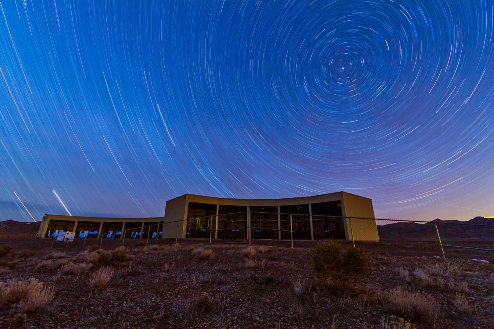Cette photo&nbsp;montre la station de détection de fluorescence Middle Drum dans le vaste observatoire de rayons cosmiques&nbsp;du&nbsp;Telescope Array dans l'Utah. L'observatoire actuel comprend trois de ces stations de télescopes, qui contiennent des miroirs pour détecter de faibles éclairs bleus dans le ciel lorsqu'un rayon cosmique entrant frappe des noyaux dans l'atmosphère. Les instruments sont utilisés par des scientifiques du Japon, de l'Université de l'Utah et de plusieurs autres pays pour déterminer la source mystérieuse des particules les plus puissantes de l'univers, les rayons cosmiques à très haute énergie.&nbsp;© Ben Stokes, Université de l'Utah
