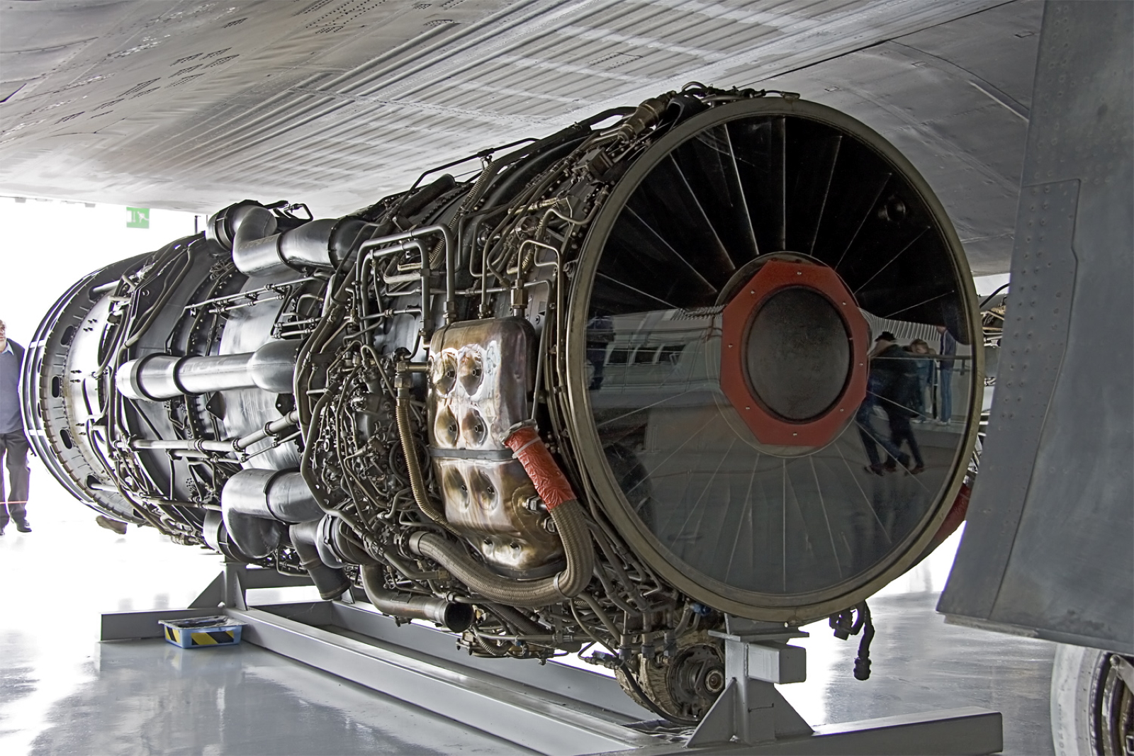 Un turboréacteur à base de plasma d'air ionisé par des micro-ondes semble être une alternative viable au turboréacteur à combustibles fossiles. © Telemaque MySon, CC BY-SA 3.0, Wikimedia Commons 