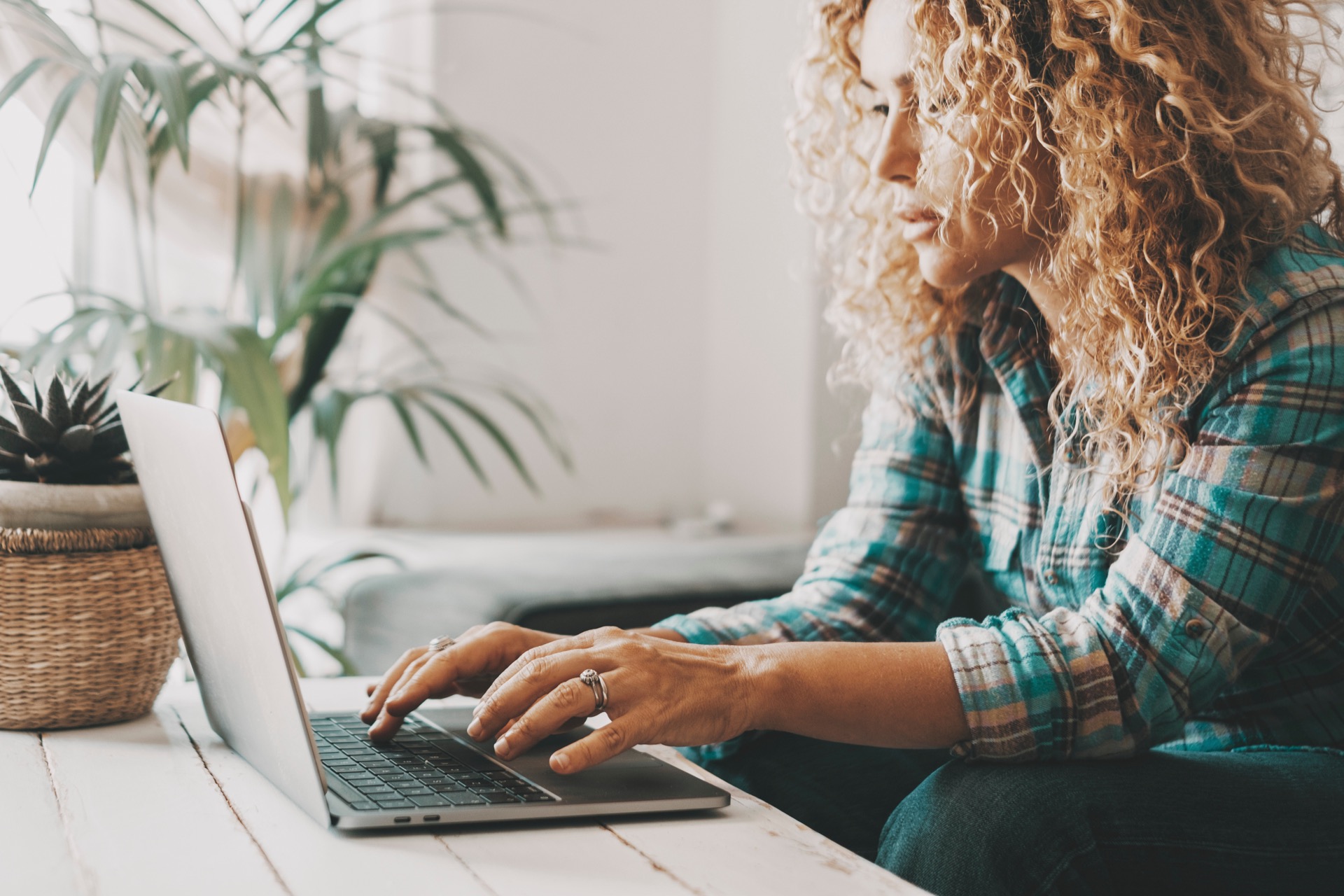 77 % des chômeurs ont utilisé l'IA pour trouver un emploi et les femmes, en particulier, sont plus enclines à utiliser l'IA pour leur recherche d'emploi. © Simona, Adobe Stock