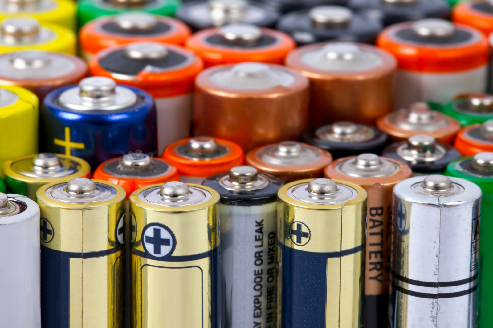 Comment gérer le recyclage des piles et batteries, objets incontournables de notre quotidien ? © Gudellaphoto, Adobe Stock