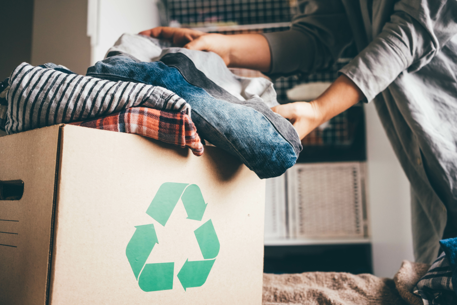 Recycler ou réutiliser d'anciens vêtements reste certainement la solution la plus respectueuse de l'environnement. ©Mariia Korneeva, Adobe Stock