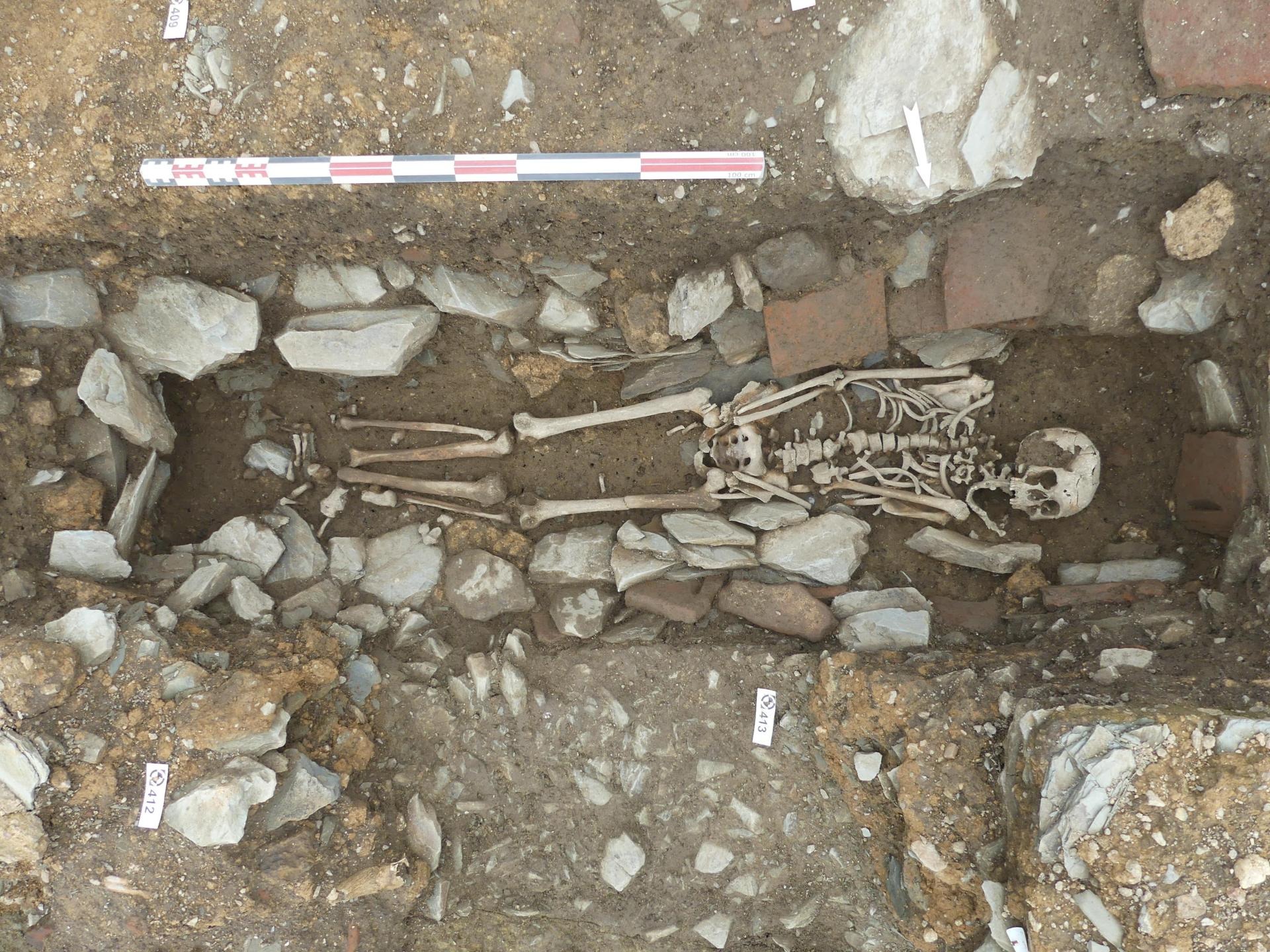 Les fouilles sur le site de l’ancien hôpital de l’Hôtel-Dieu à Rennes révèlent les vestiges d’une nécropole datant des IVe et VIe siècles. © Sandrine Lalain, Inrap
