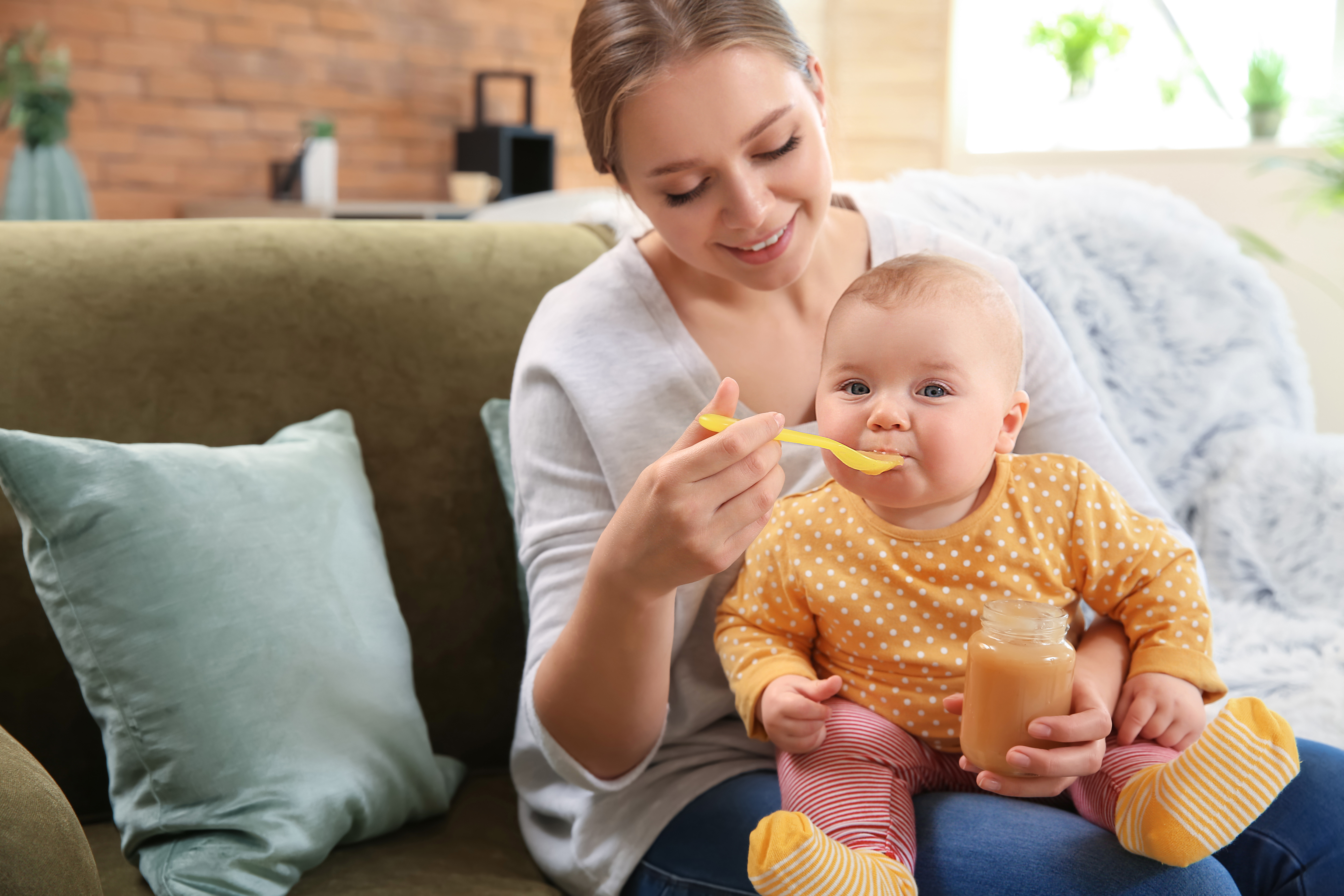 La&nbsp;diversification alimentaire&nbsp;de bébé consiste à introduire des aliments autres que le lait à partir de l'âge de 4 à 6 mois.&nbsp;© Pixel-Shot, Adobe Stock