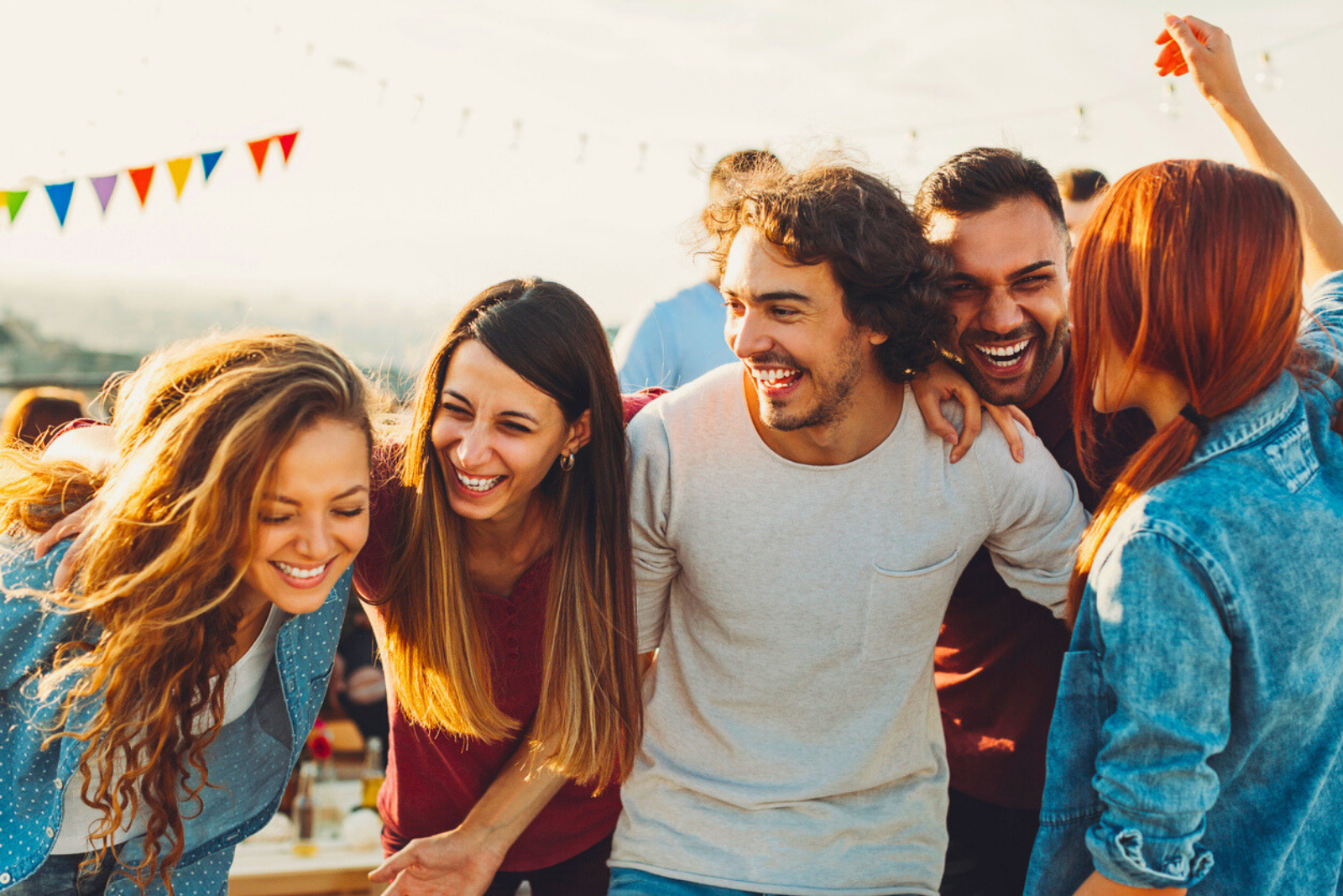 Voici pourquoi vos amis pourraient influencer votre avenir bien plus que vous ne l’imaginez. © Pixelfit, iStock