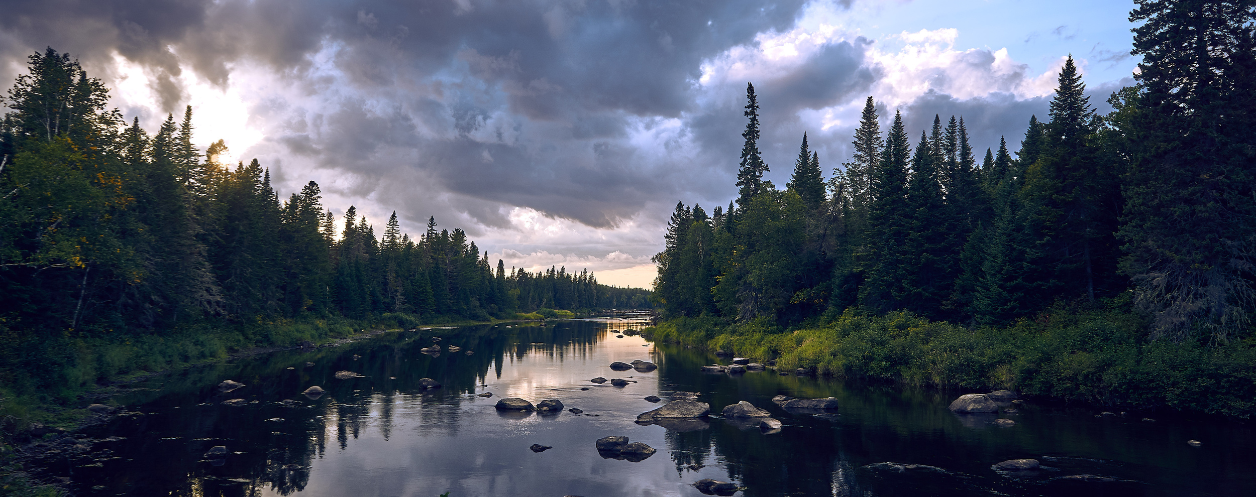 La rivière Miramichi, au cœur du Nouveau-Brunswick. © BENJAMIN, Adobe Stock