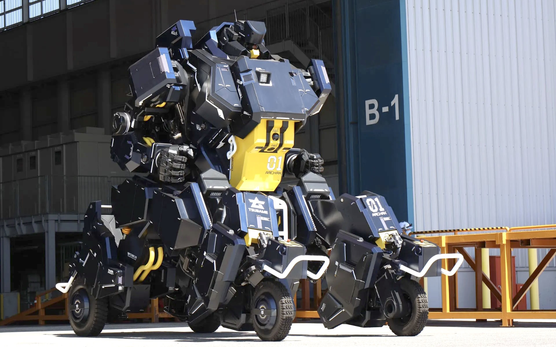 Le robot Archax se déplace sur quatre roues et a des bras et mains articulés. © Tsubame Industries