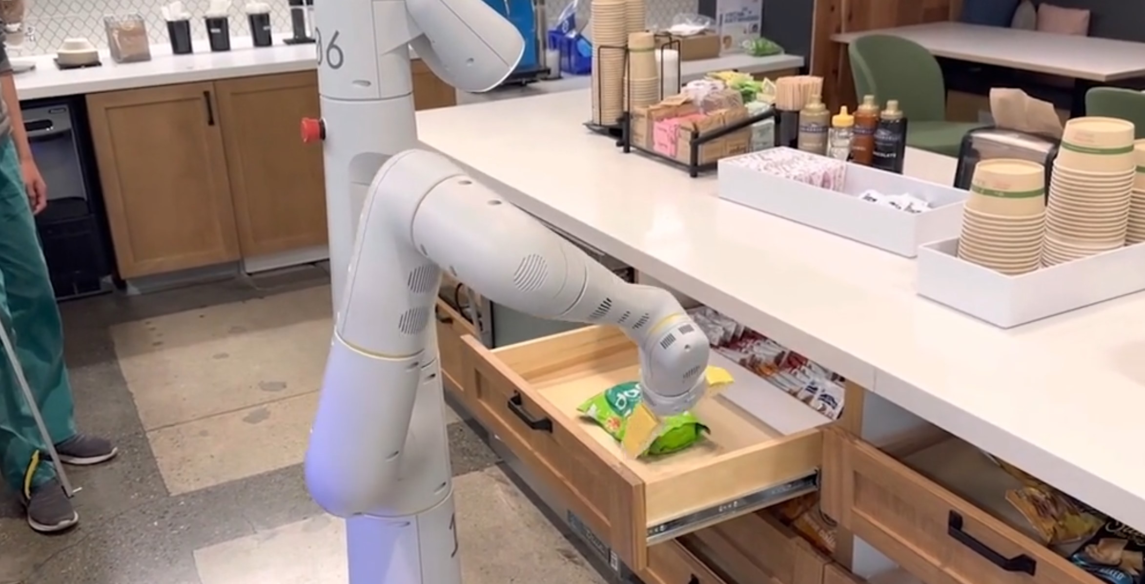 L’intelligence artificielle PaLM-E peut piloter ce robot pour effectuer des tâches à partir d’une simple requête. © Google