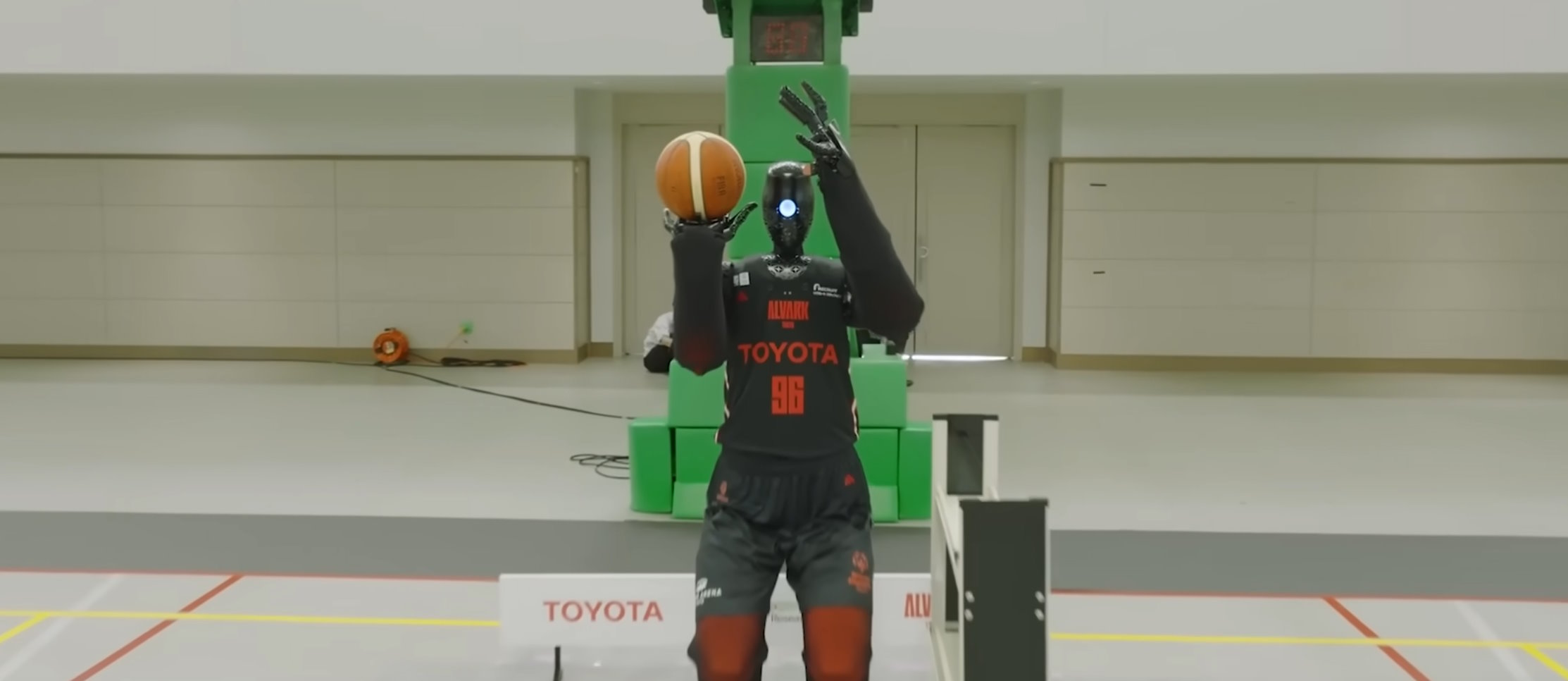 Voici CUE6, un robot humanoïde basketteur construit par Toyota, capable de tirer à plus de 24 mètres. © Guinness World Records