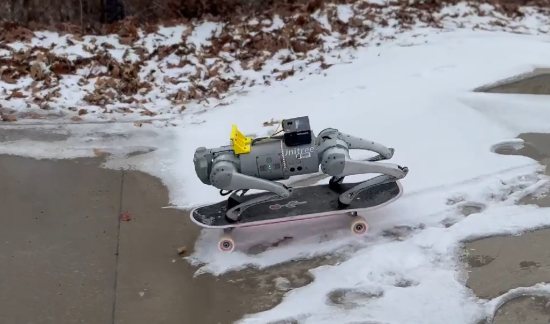 Ce robot à appris à faire du skateboard dans différentes conditions. © Université du Michigan &amp; SUSTech