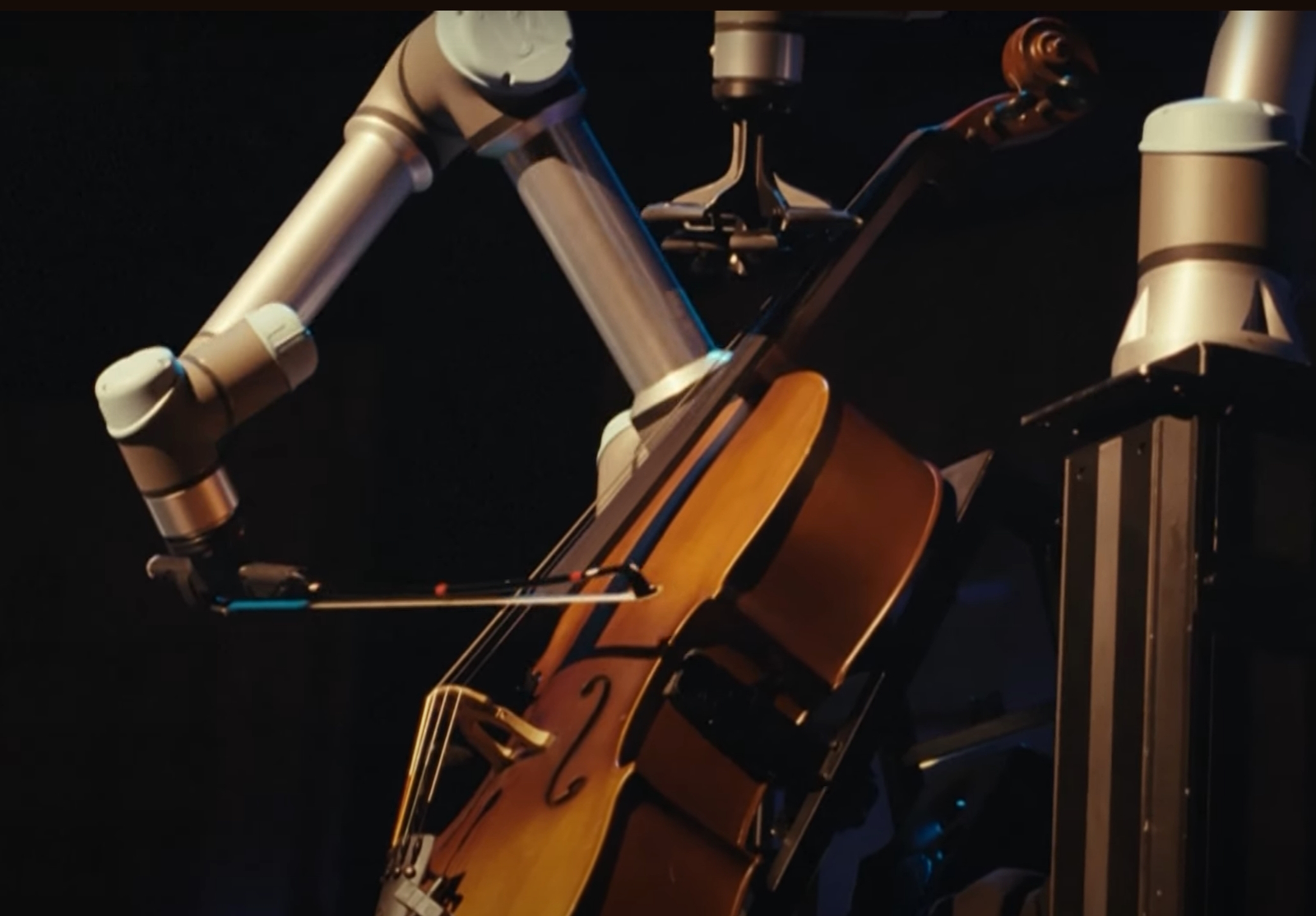 Les deux bras robotisés ont joué du violoncelle au sein d’un orchestre symphonique. © Capture Reuters