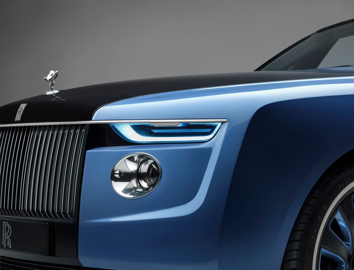 On ne sait pas encore quelles lignes adoptera la future Rolls-Royce électrique Silent Shadow. Ici la calandre de la Rolls-Royce Boat Tail, la voiture de série la plus chère au monde. © Rolls-Royce