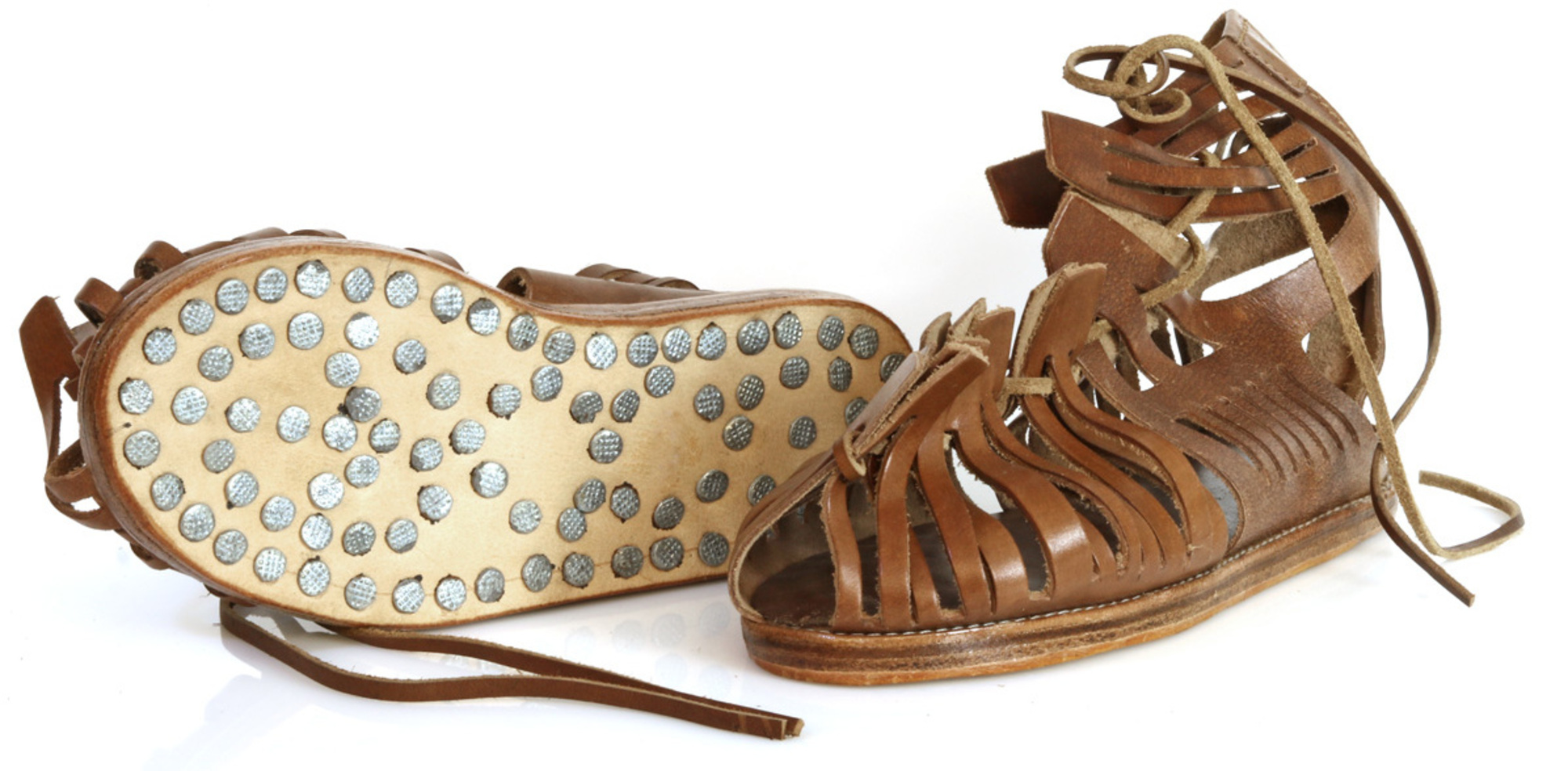 Reproduction moderne d'une sandale romaine, appelée caligae, avec une semelle de chaussure cloutée. © Marcus Regel, Mareg.net