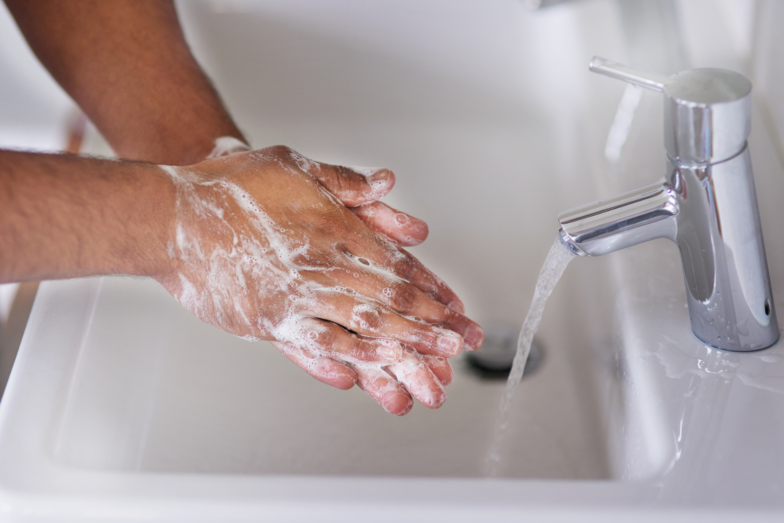 Ce que vous ignorez (sans doute) sur le fonctionnement réel du savon. © PeopleImages, iStock