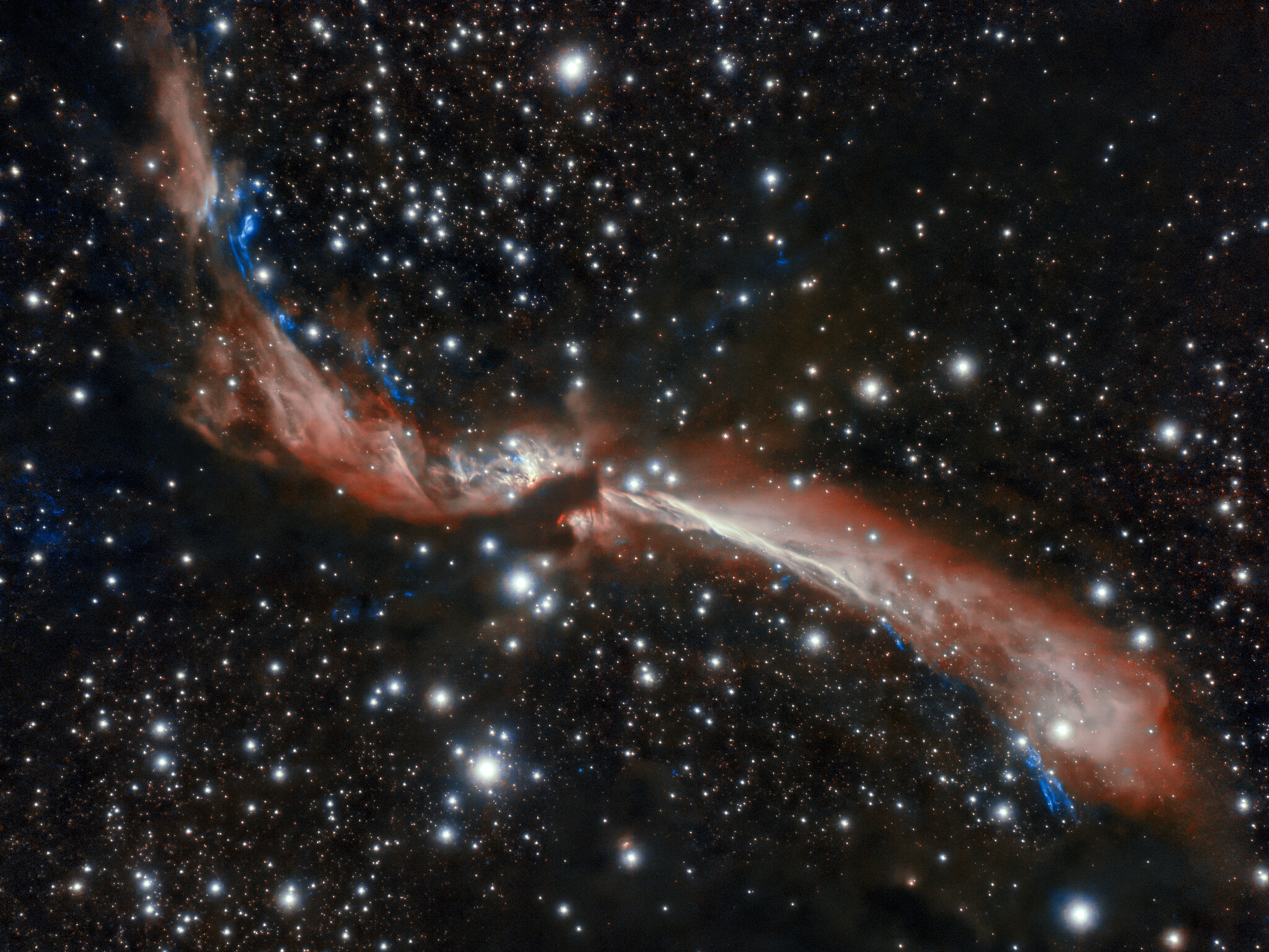 Le jeune jet stellaire sinueux, MHO 2147, semble serpenter à travers un champ d'étoiles dans cette image capturée au Chili par l'Observatoire international Gemini, un programme du NOIRLab de la NSF.&nbsp;©&nbsp;International Gemini Observatory, NOIRLab, NSF, AURA