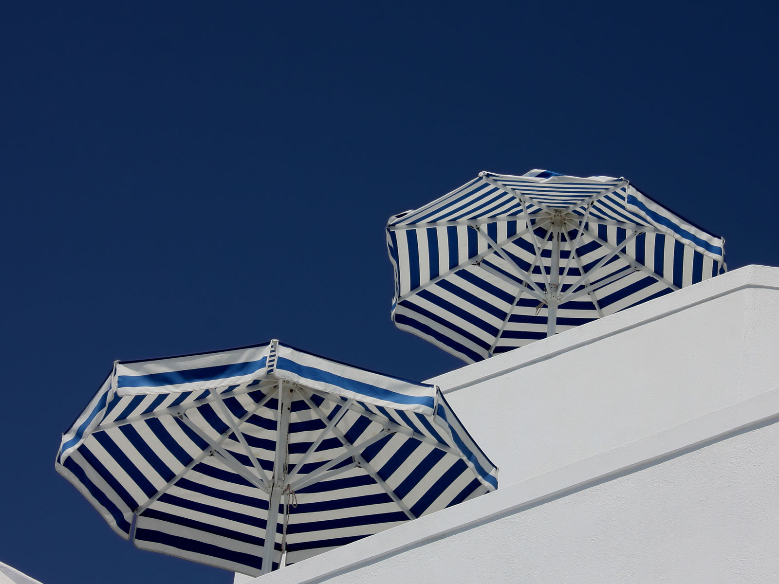 Eté : parasols et ciel bleu