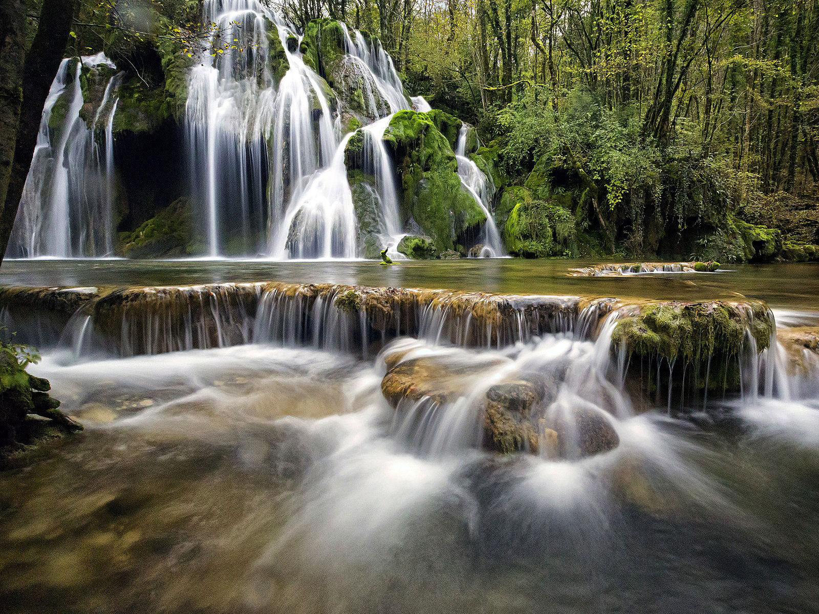 Fonds D cran Cascade Futura