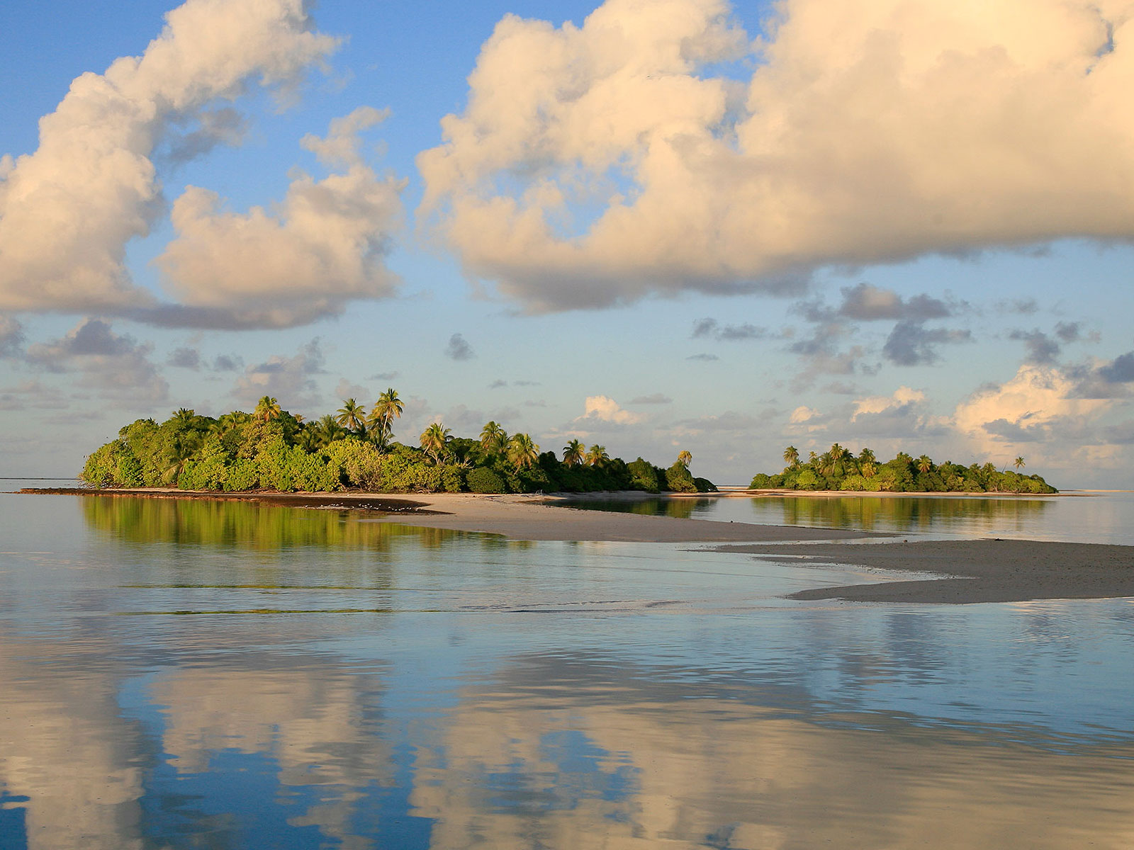 Polynésie : L’archipel des Tuamotu qui compte pas moins de 76 atolls.