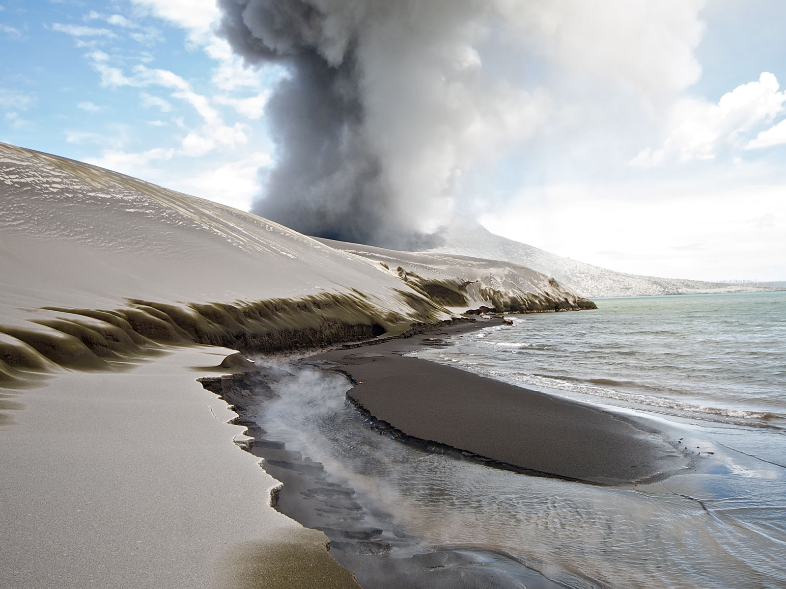 Dunes de cendres volcaniques du Tarvurvur Papouasie-Nouvelle-Guinée
