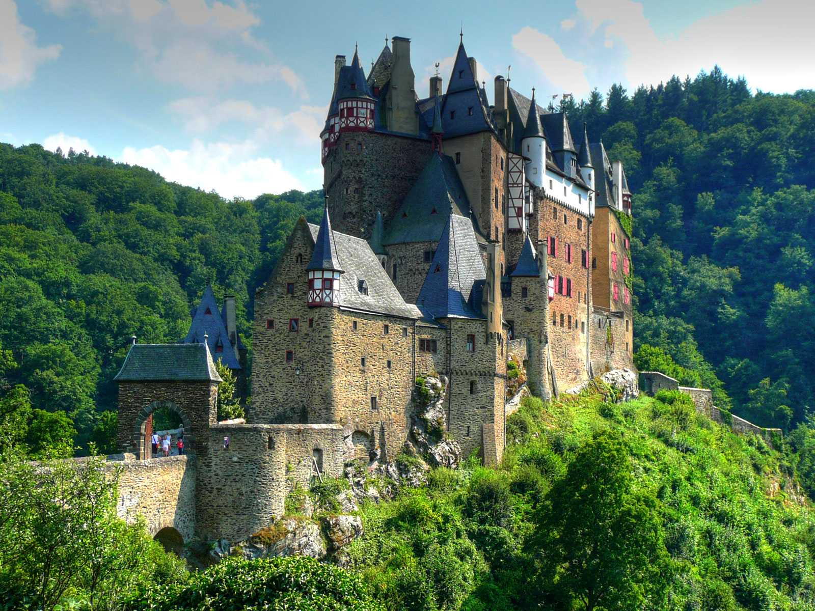 Le château médiéval d'Eltz niché dans les collines bordant la Moselle, en Allemagne