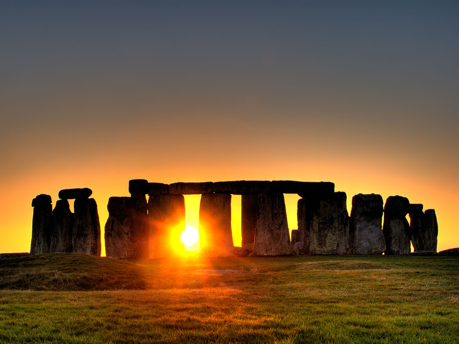 Stonehenge est un monument mégalithique érigé du Néolithique à l'âge du bronze