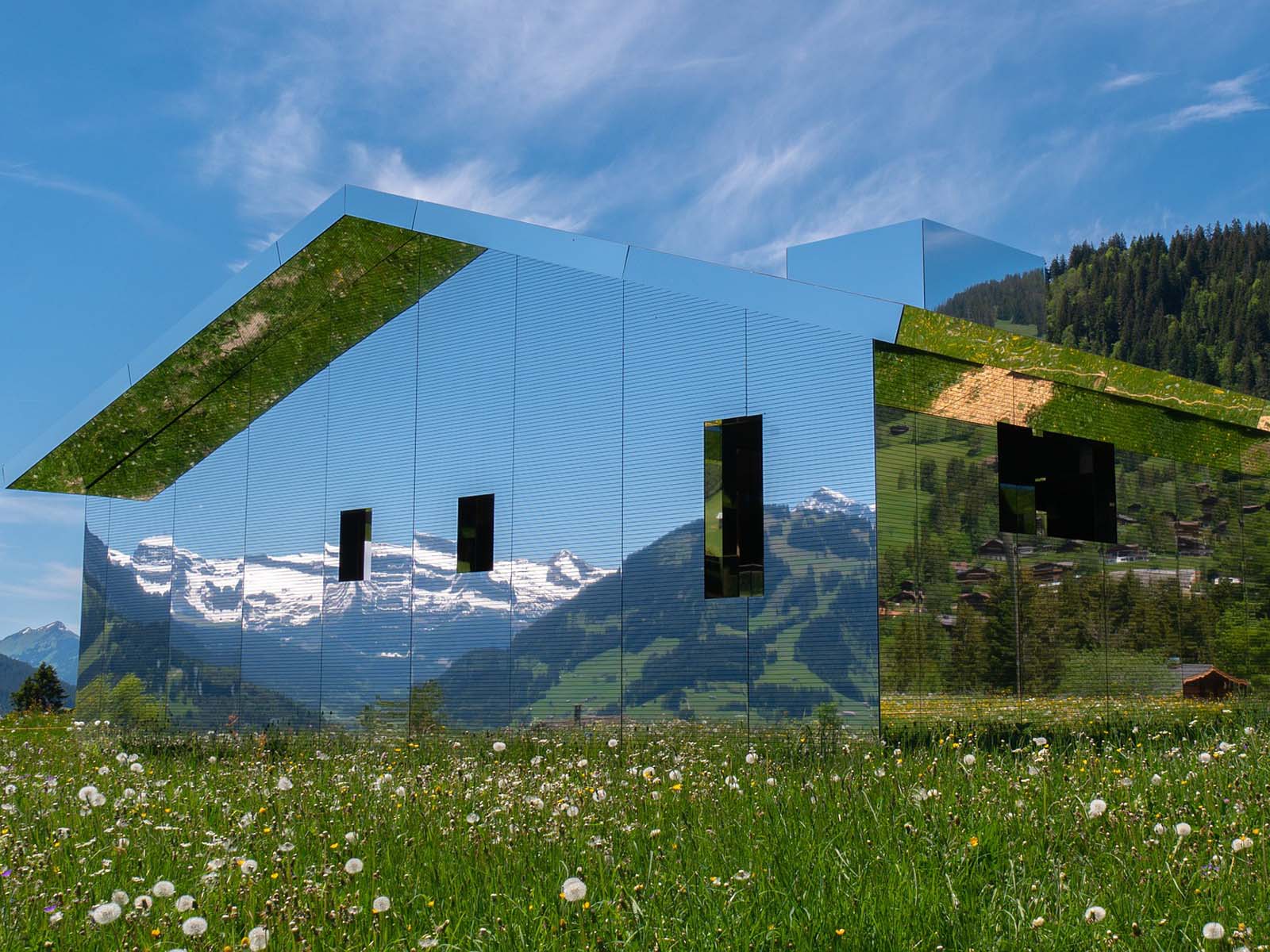 Maison-miroir « Mirage »  à Gstaad reflètant la magie des Alpes