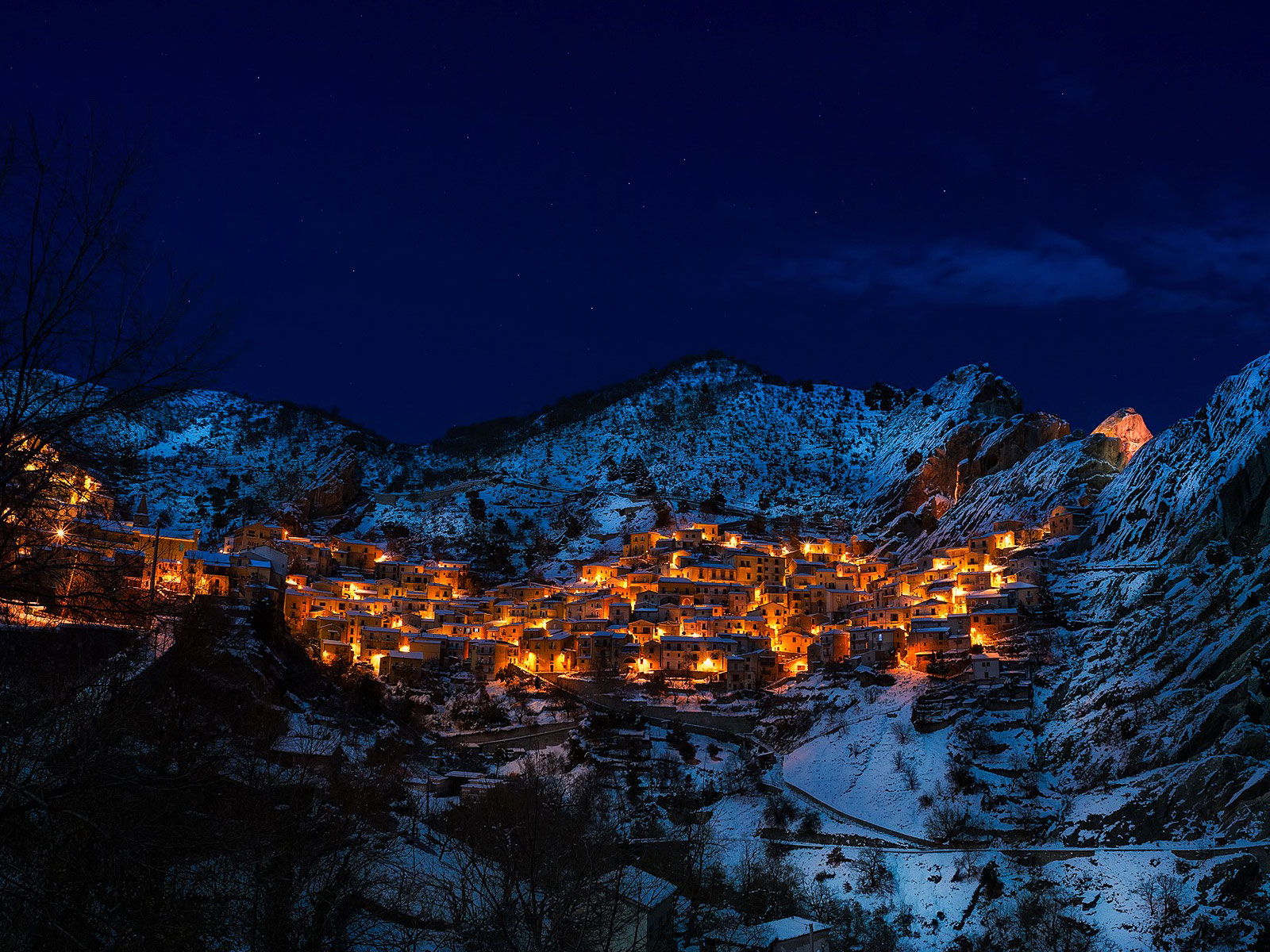 Village des Alpes sous la neige