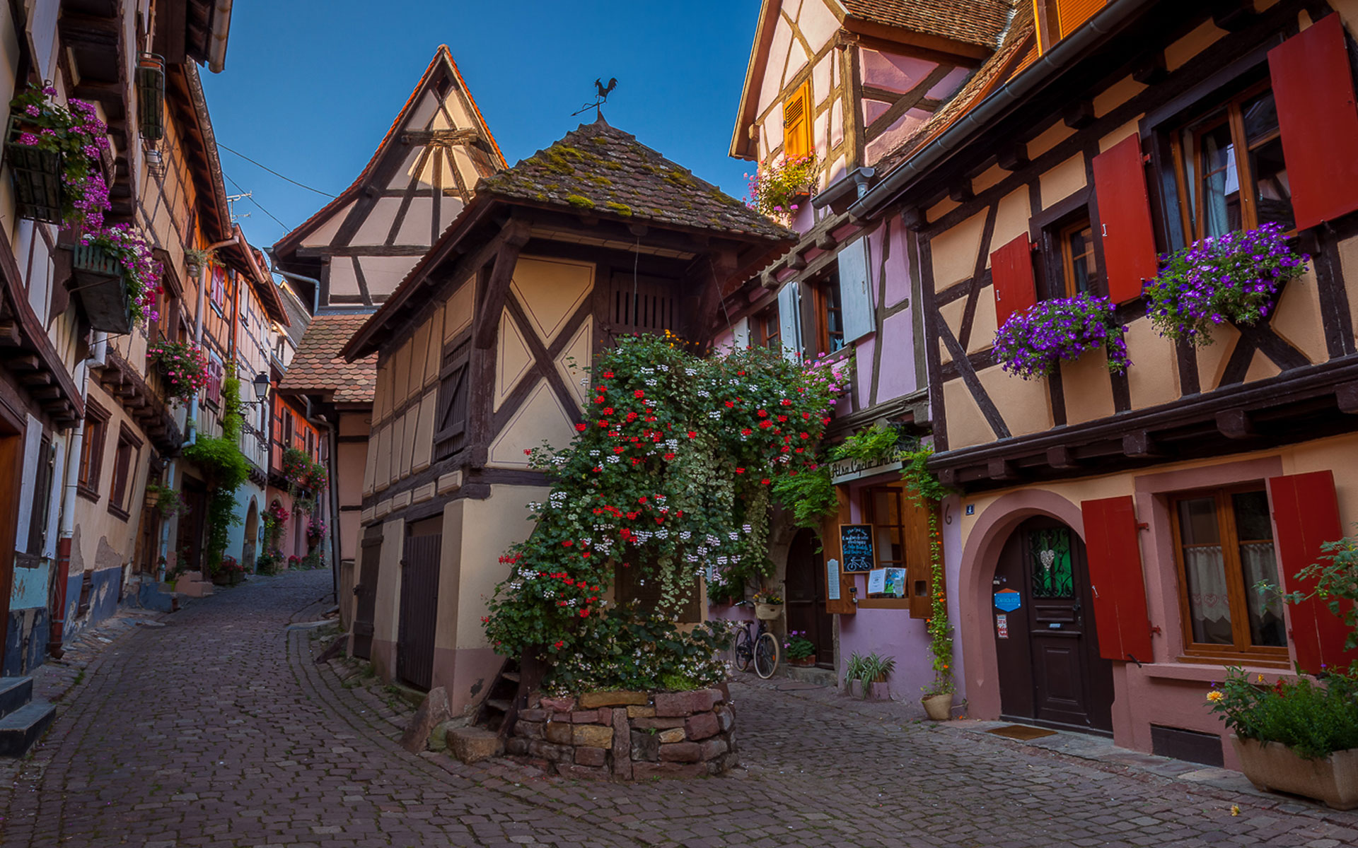 Les plus beaux villages de France : Eguisheim (Alsace) village fortifiée depuis 1257