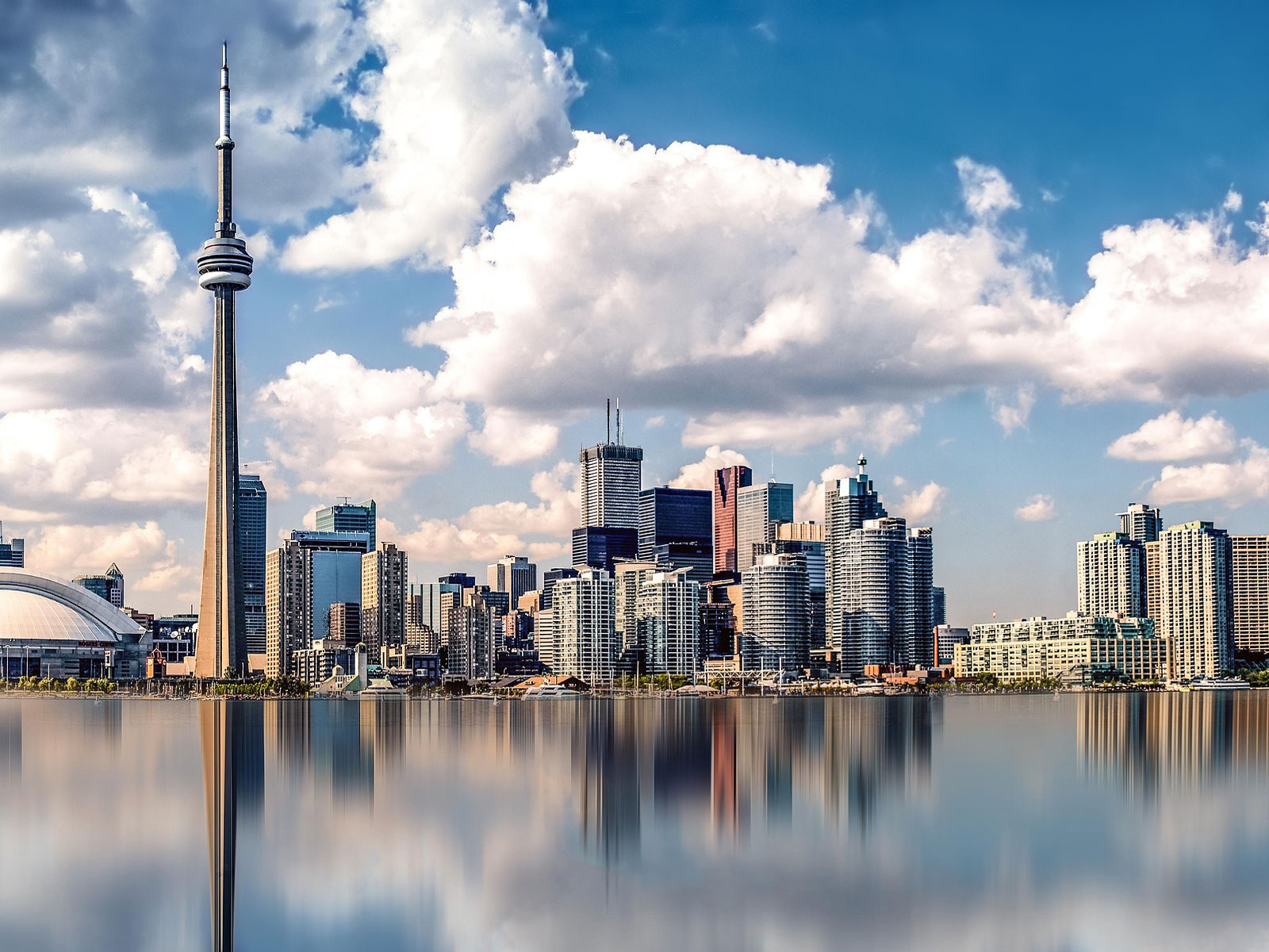 Toronto et la Tour CN l'une des plus hautes du monde 553 m antenne comprise