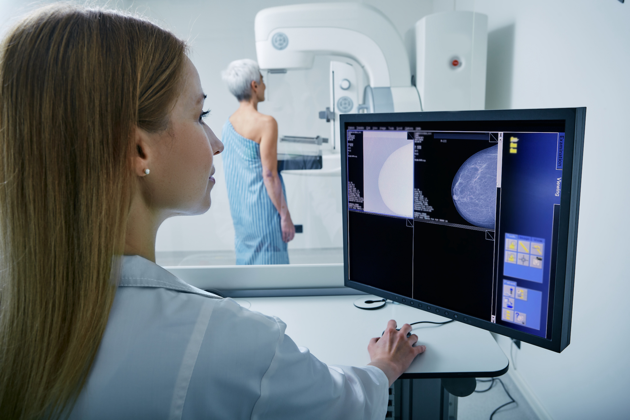 Pour les femmes qui passent une mammographie après un cancer du sein, la peur de la récidive reste présente malgré la bonne santé apparente. Une nouvelle étude américaine montre qu’il pourrait bientôt être possible de détecter et de cibler les cellules dormantes responsables de ces rechutes avant qu’elles ne se réveillent. © Peakstock, Adobe Stock