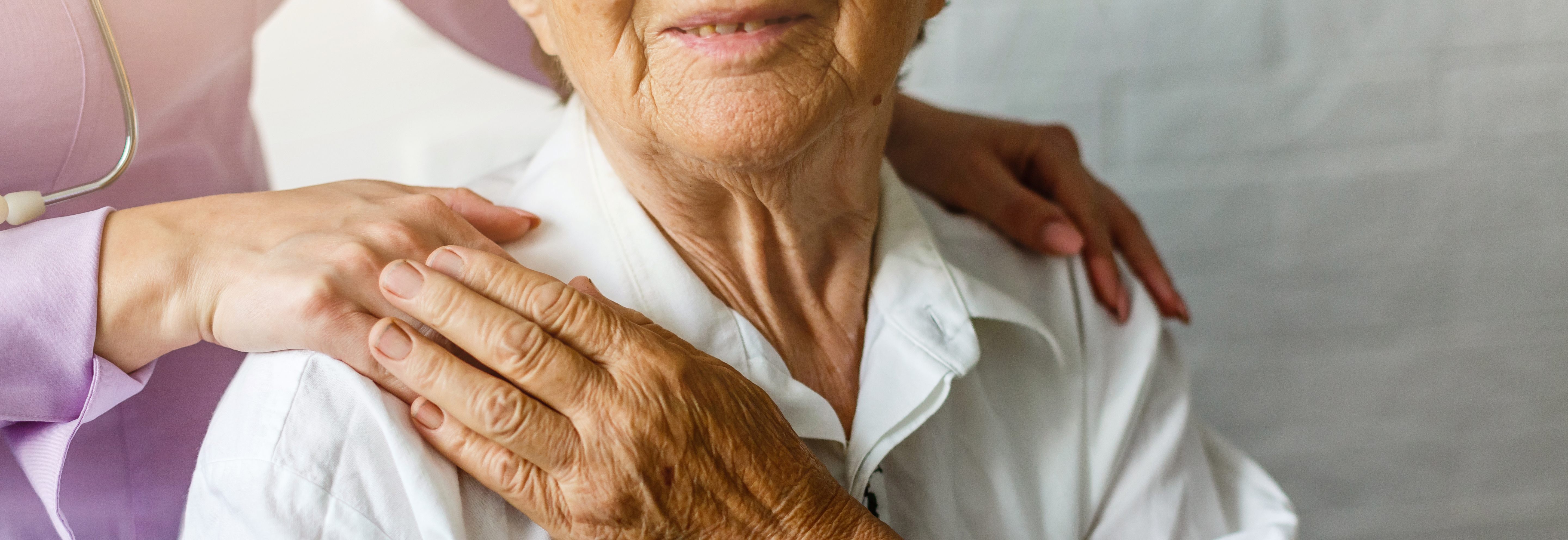 Les auxiliaires de vie s'occupent de personnes âgées ou handicapées. © Angelov, Adobe Stock
