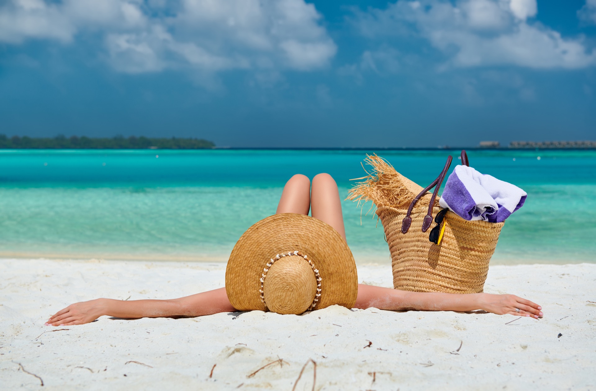De l'art de savoir où poser sa serviette de plage ! On peut trouver de la place même sur les plages que l'on indique comme les plus belles. © haveseen, Adobe Stock