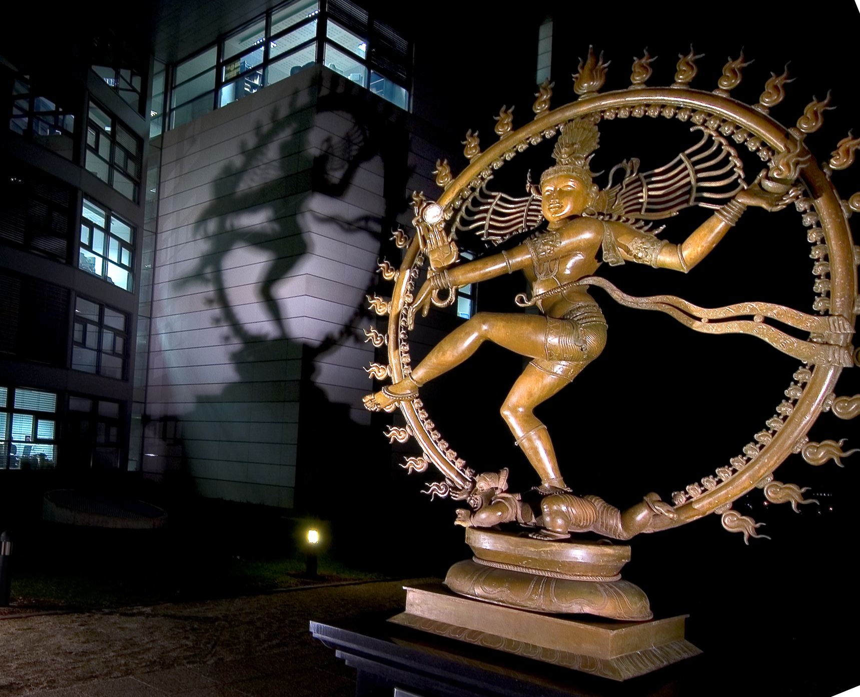 Au Cern, une statue de Shiva donnée par l'Inde rappelle que, dans la cosmologie indienne, l'Univers passe par des cycles de création et de destruction. © Maximilien Brice, Cern   