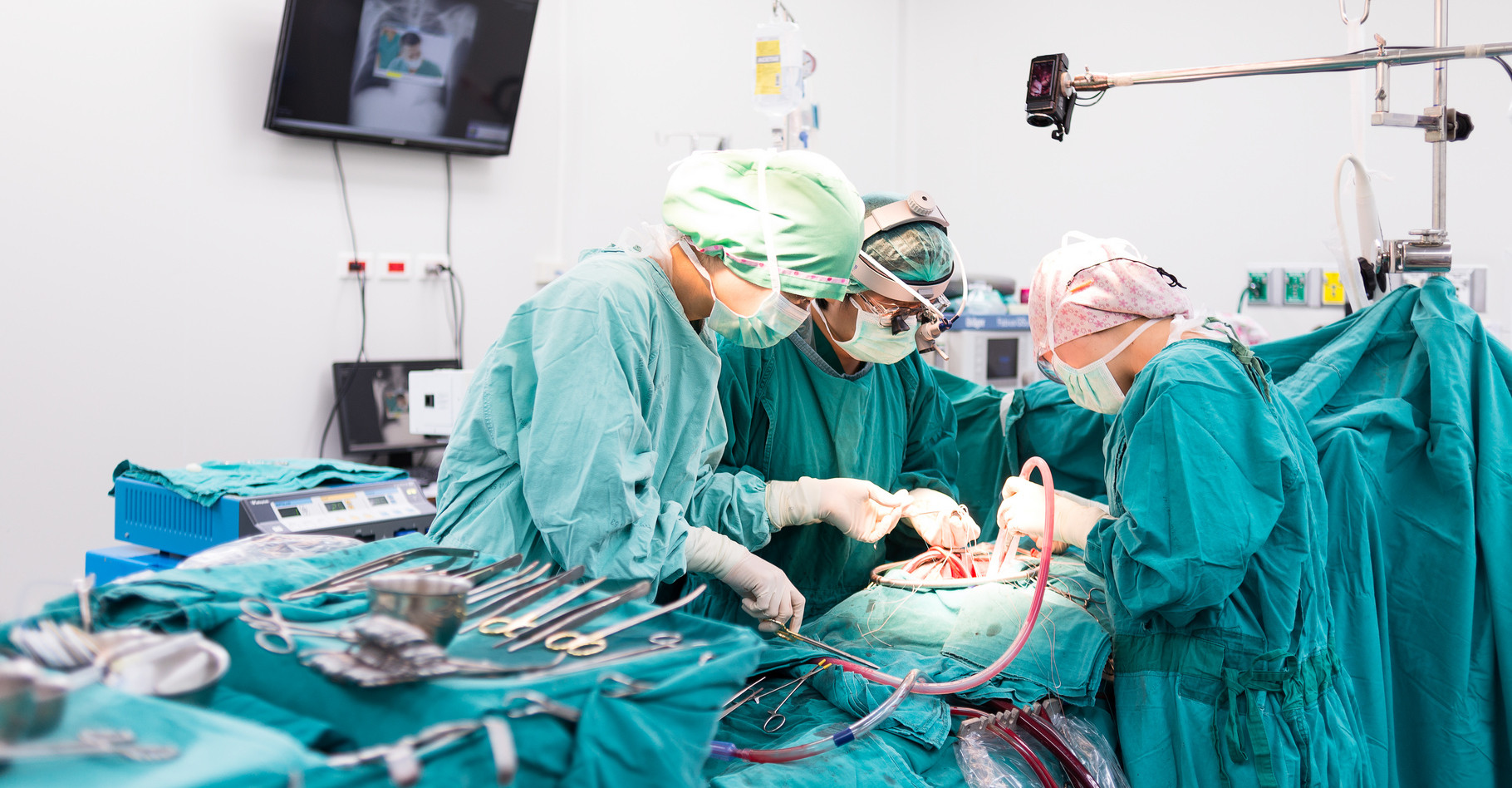 Le pontage aortocoronarien nécessite une opération à cœur ouvert. © ChaNaWiT, Shutterstock