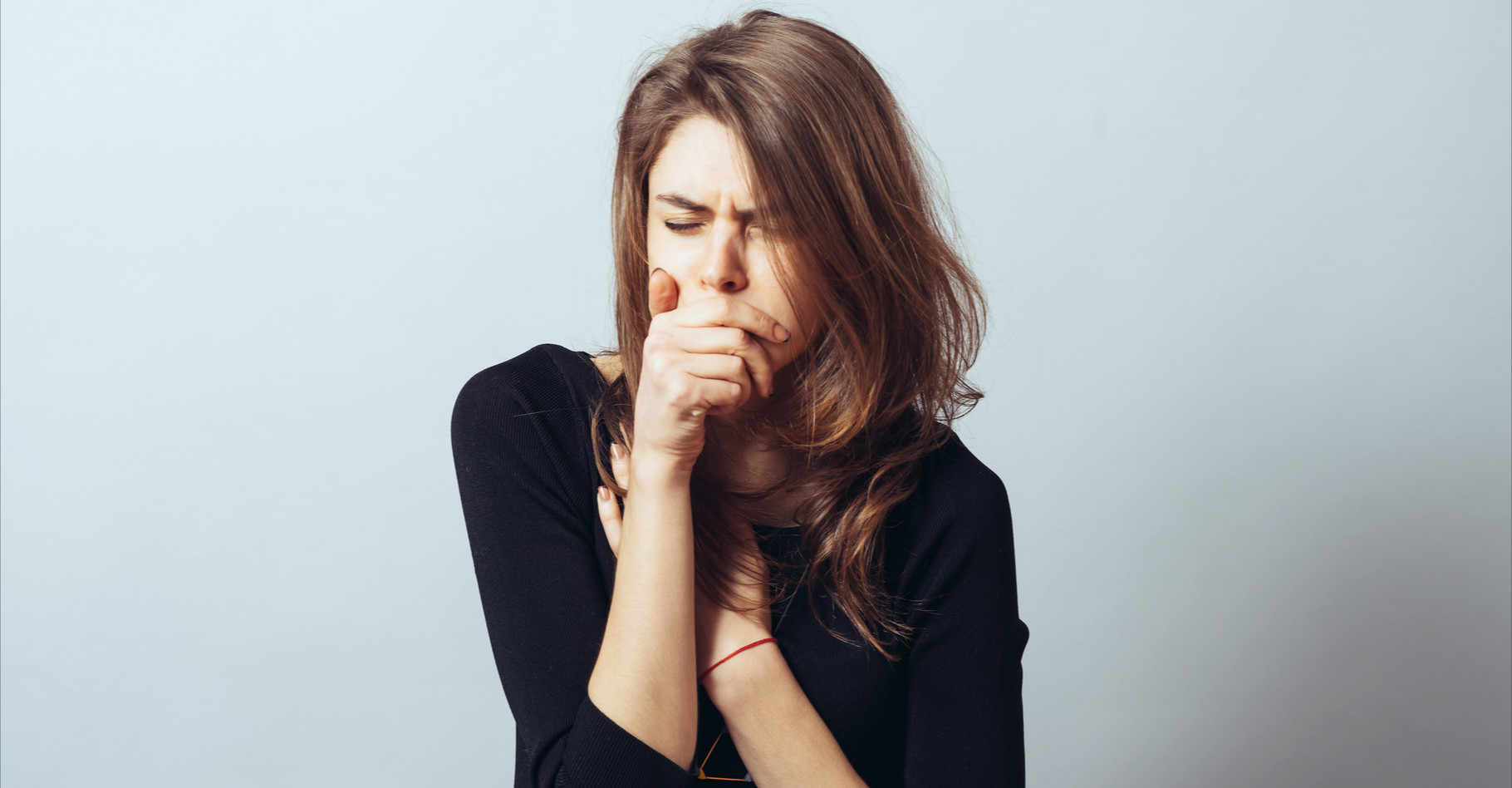 La bronchite se manifeste par une toux sèche qui peut irriter les voies respiratoires. © file404, Shutterstock