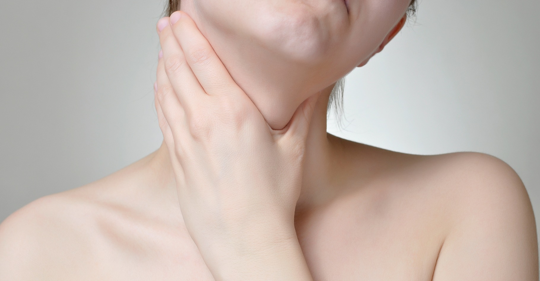 Des douleurs persistantes à la gorge peuvent être le signe d’un cancer. © Csaba Deli, Shutterstock