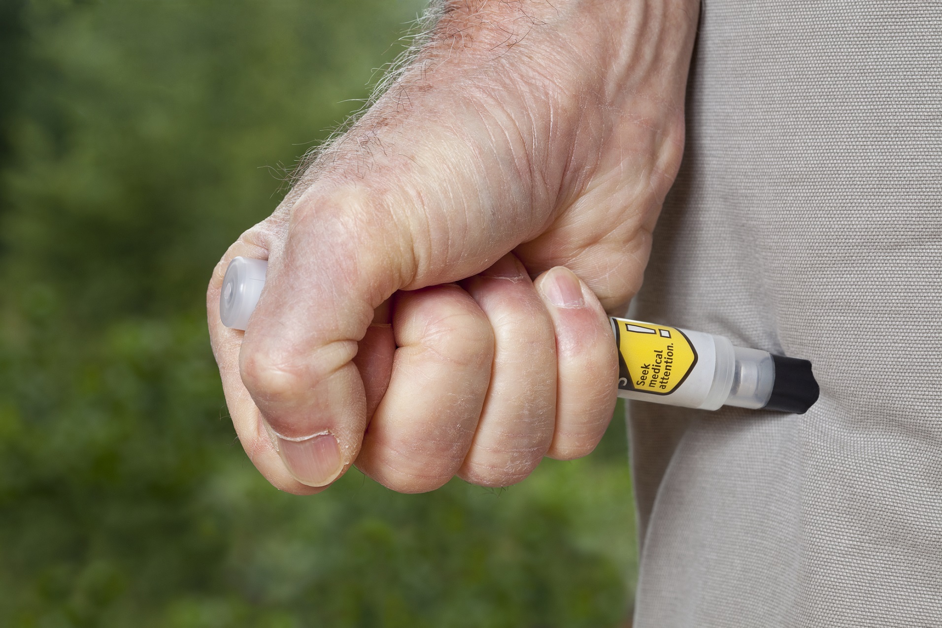 Pour traiter en urgence le choc anaphylactique : le stylo injecteur d’adrénaline. © David Smart, Shutterstock