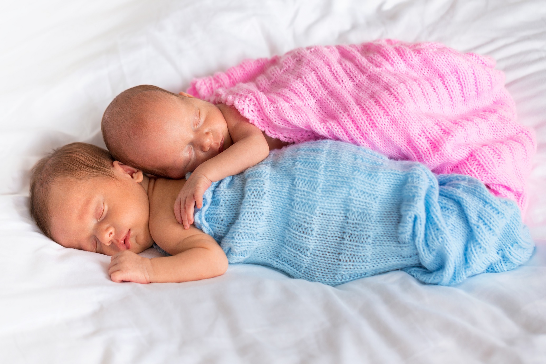 Contrairement aux vrais jumeaux, qui sont génétiquement identiques, les faux jumeaux sont, du point de vue génétique, comparables à des frères et sœurs. © Patryk Kosmider, Shutterstock