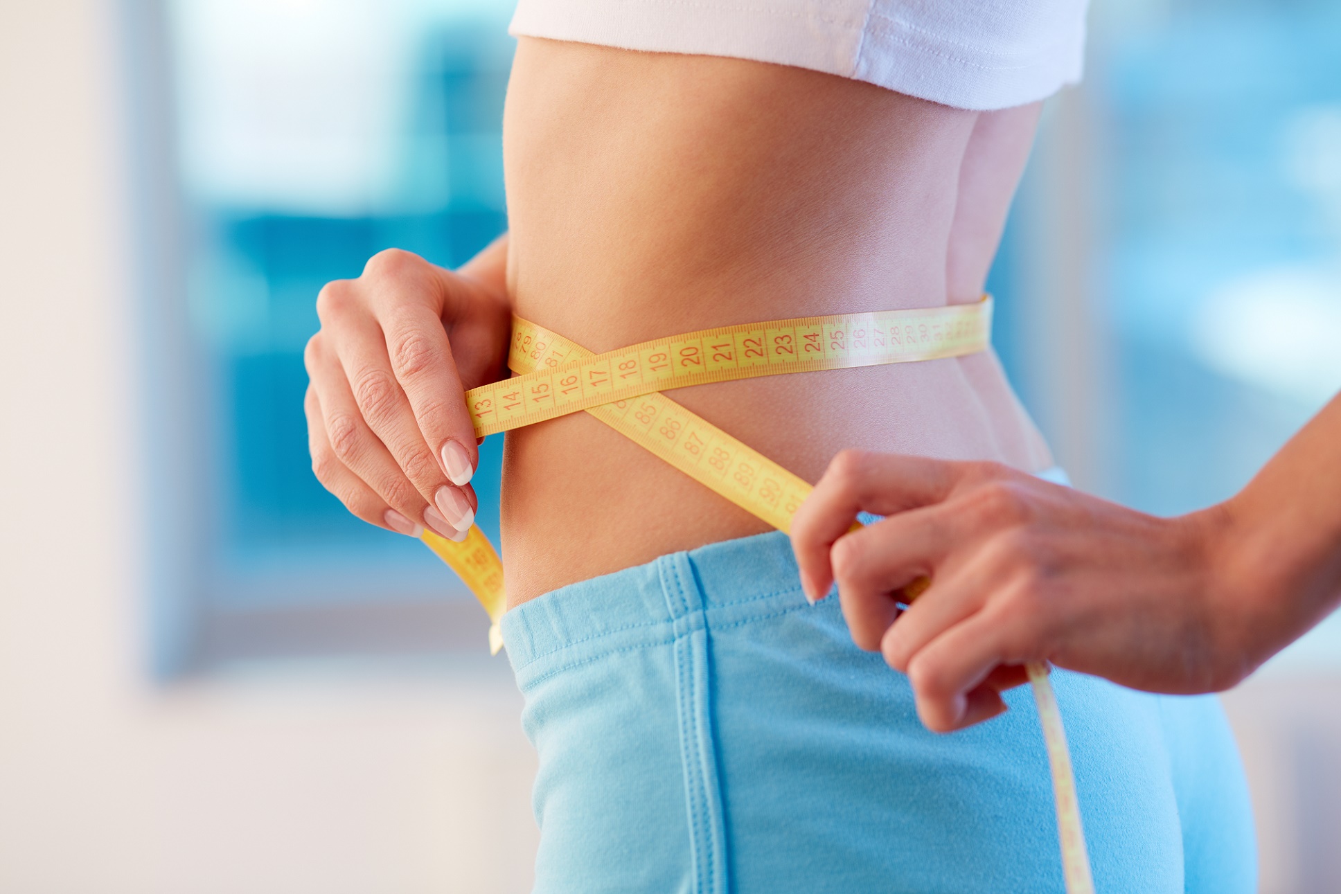 Dans le cadre d’un régime amincissant, la mesure du tour de taille peut être plus intéressante que celle du poids : elle permet de se rendre compte de la perte de graisses abdominales. © Pressmaster, Shutterstock
